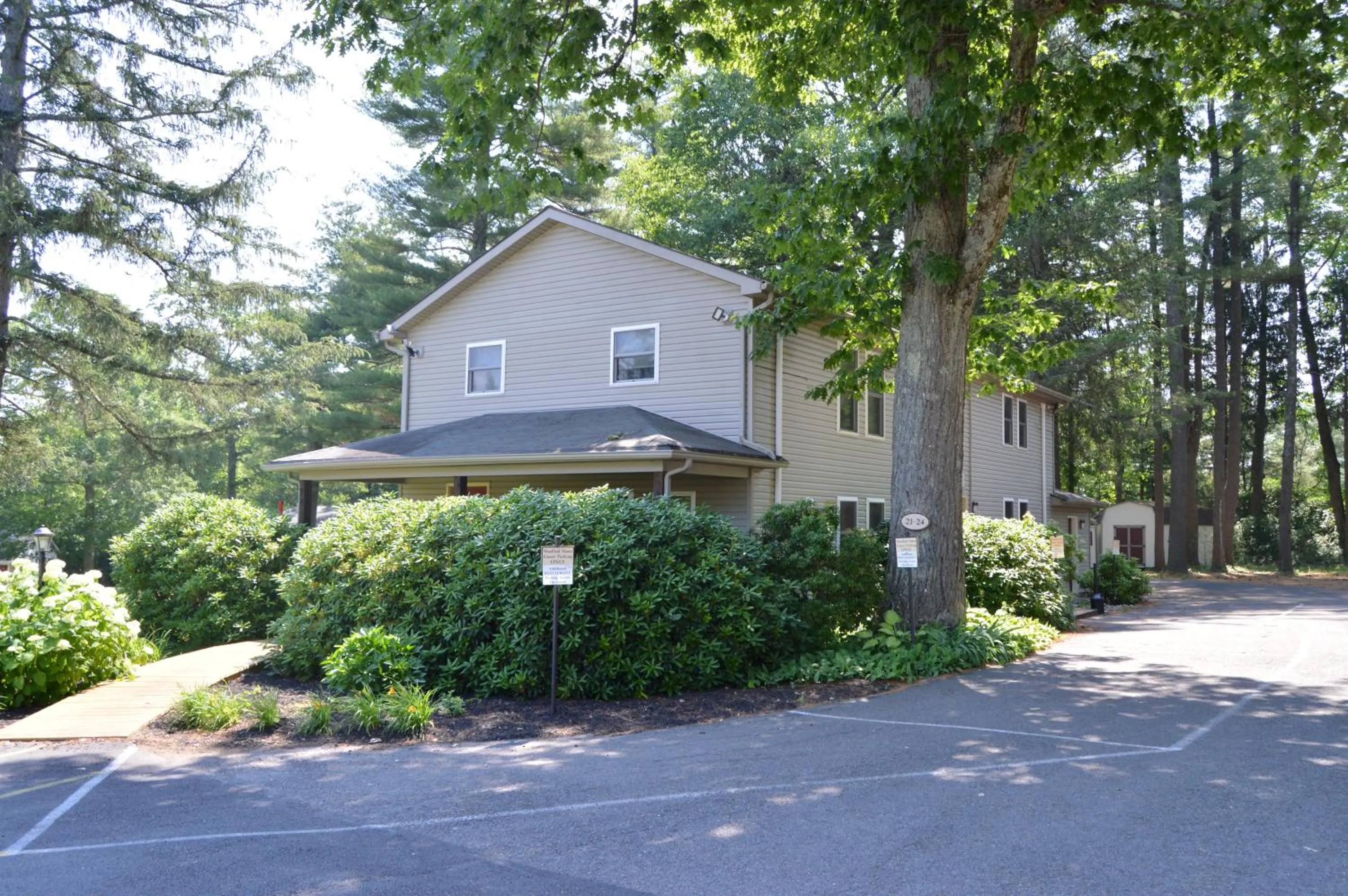 Property building in Woodfield Manor - A Sundance Vacations Property