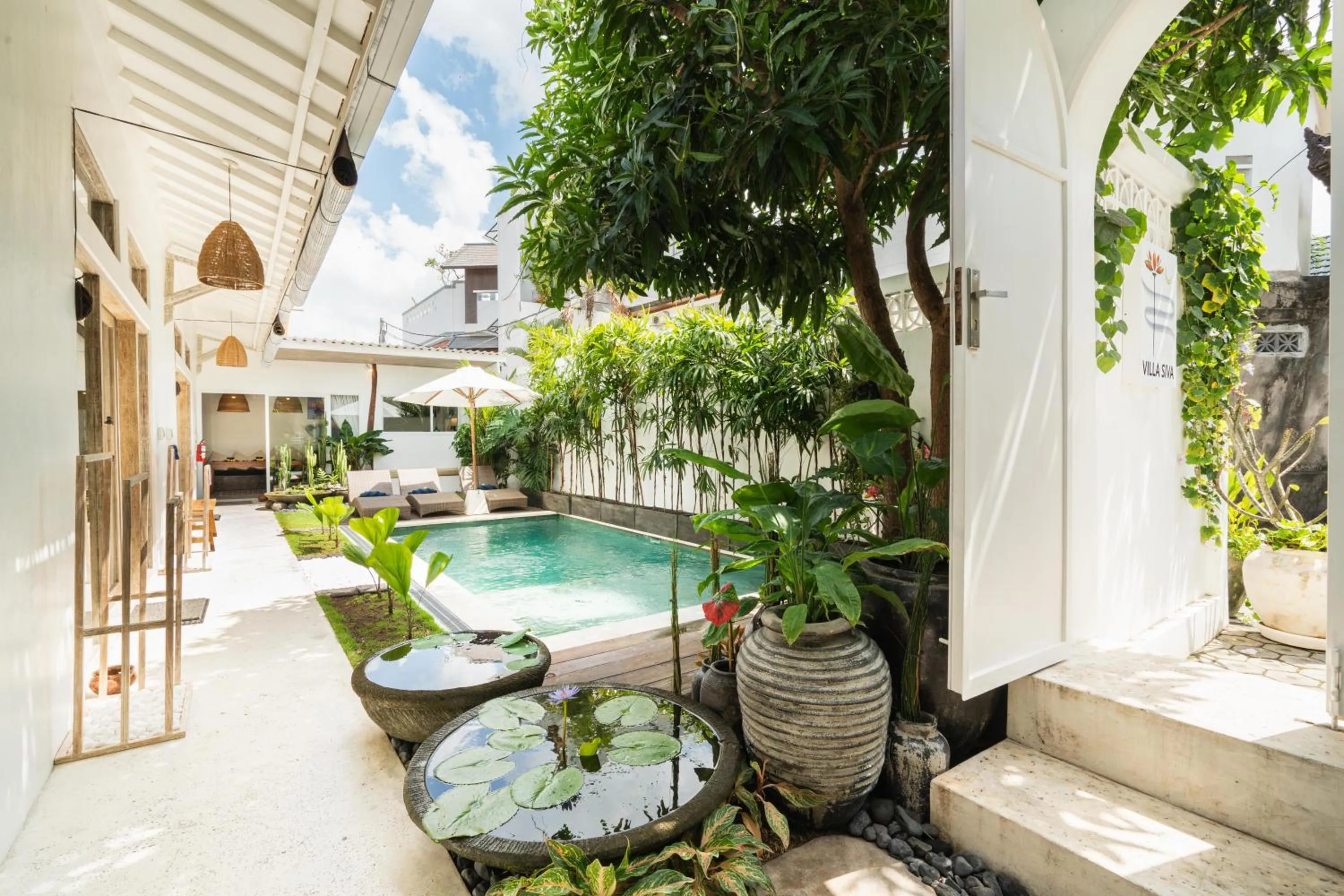 Facade/entrance in Villa Siva by Exotiq