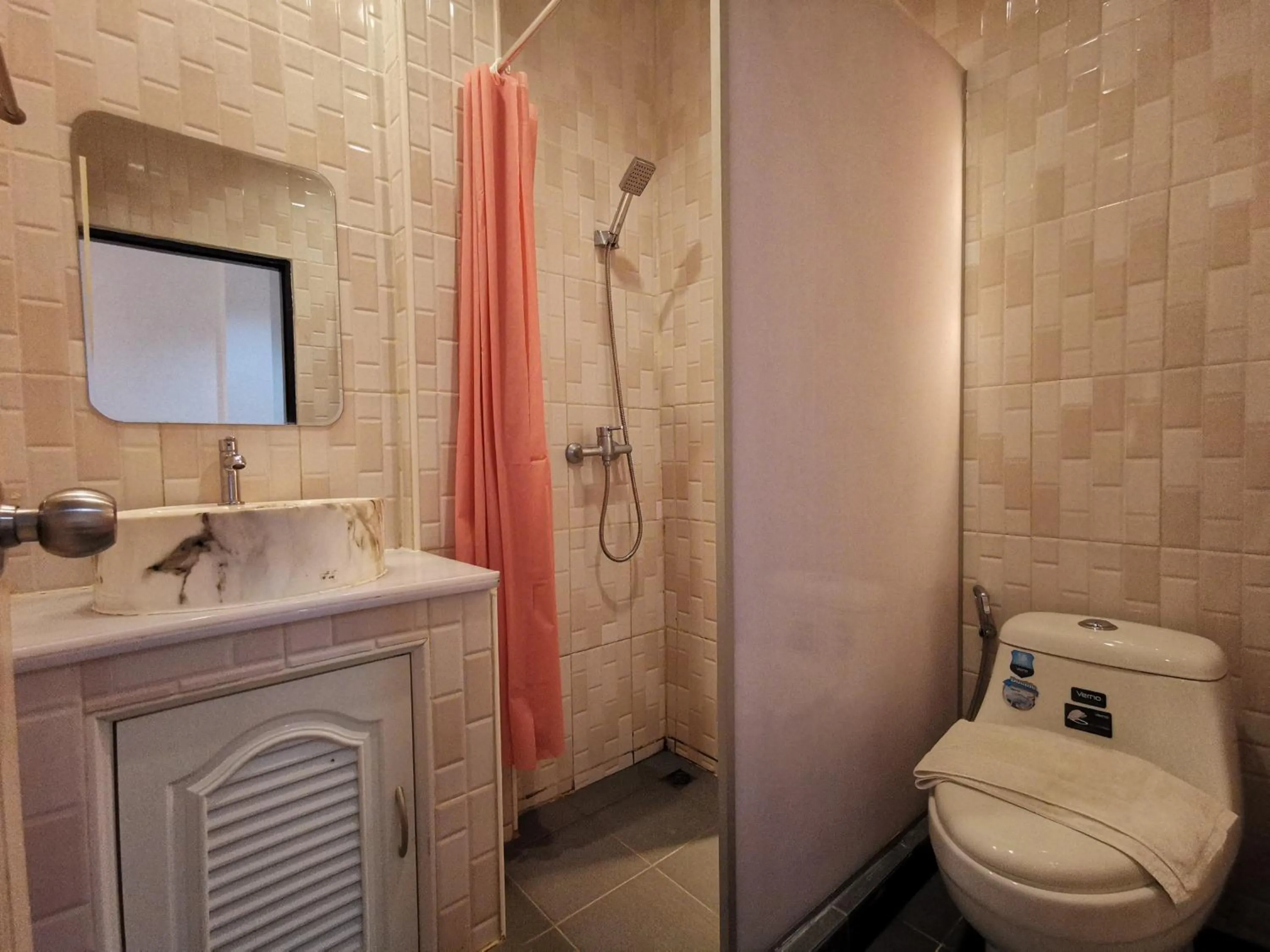 Shower in Kan Home Hotel