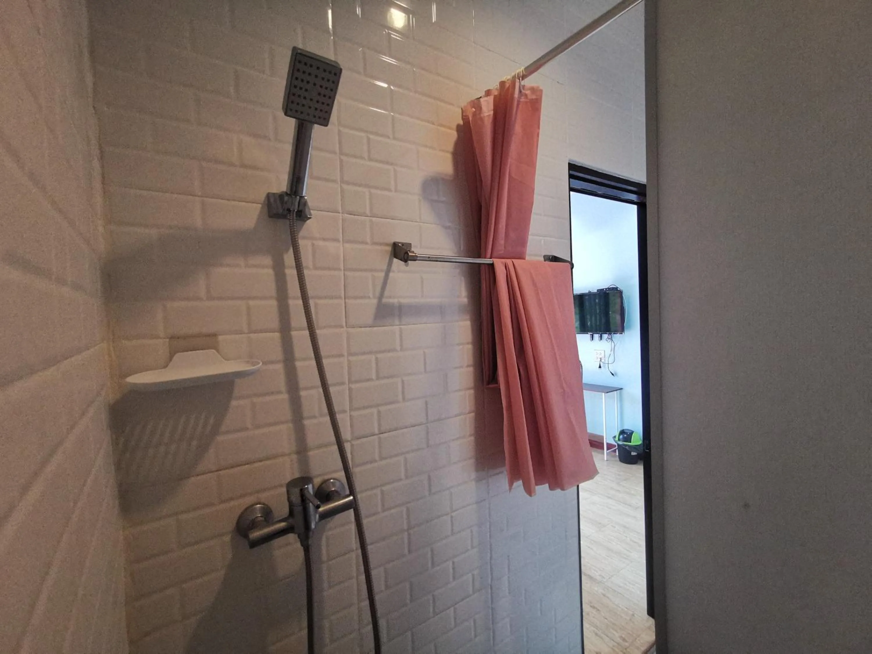 Shower in Kan Home Hotel