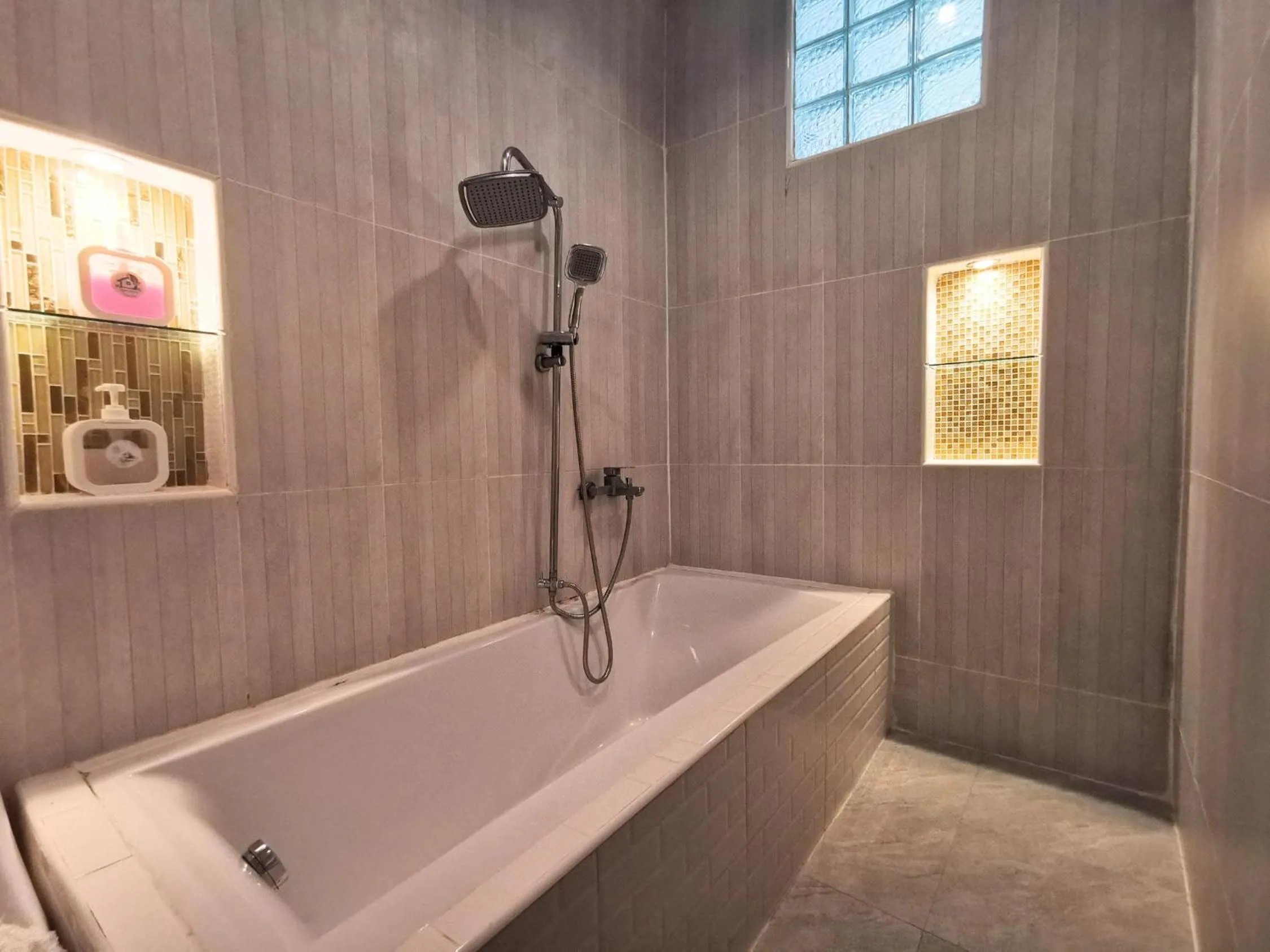 Hot Tub in Kan Home Hotel