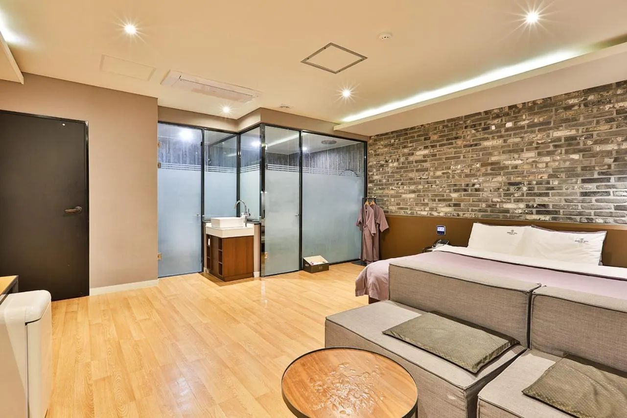 Brown Dot Hotel Jeonggwan