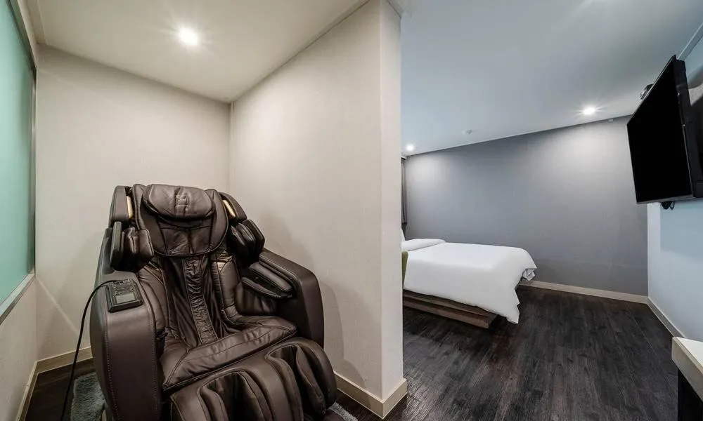 Seating area, Bed in Anyang ILLOWA Hotel