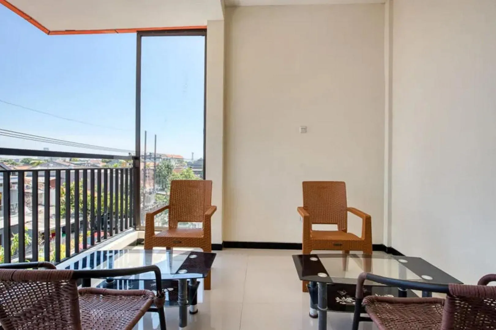 Balcony/Terrace in RedDoorz Syariah near Airlangga University Campus B