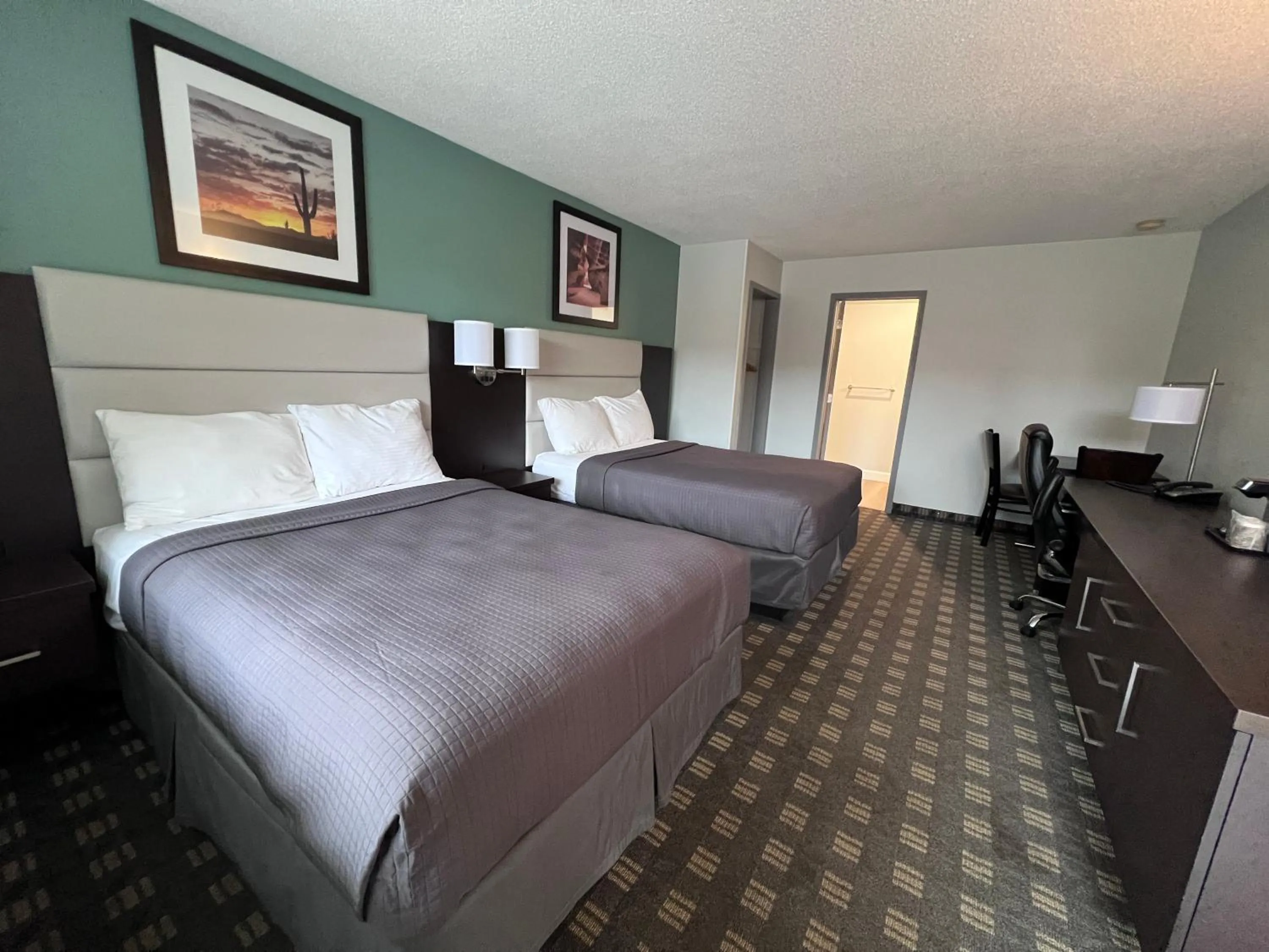 Photo of the whole room, Bed in Wellington Inn