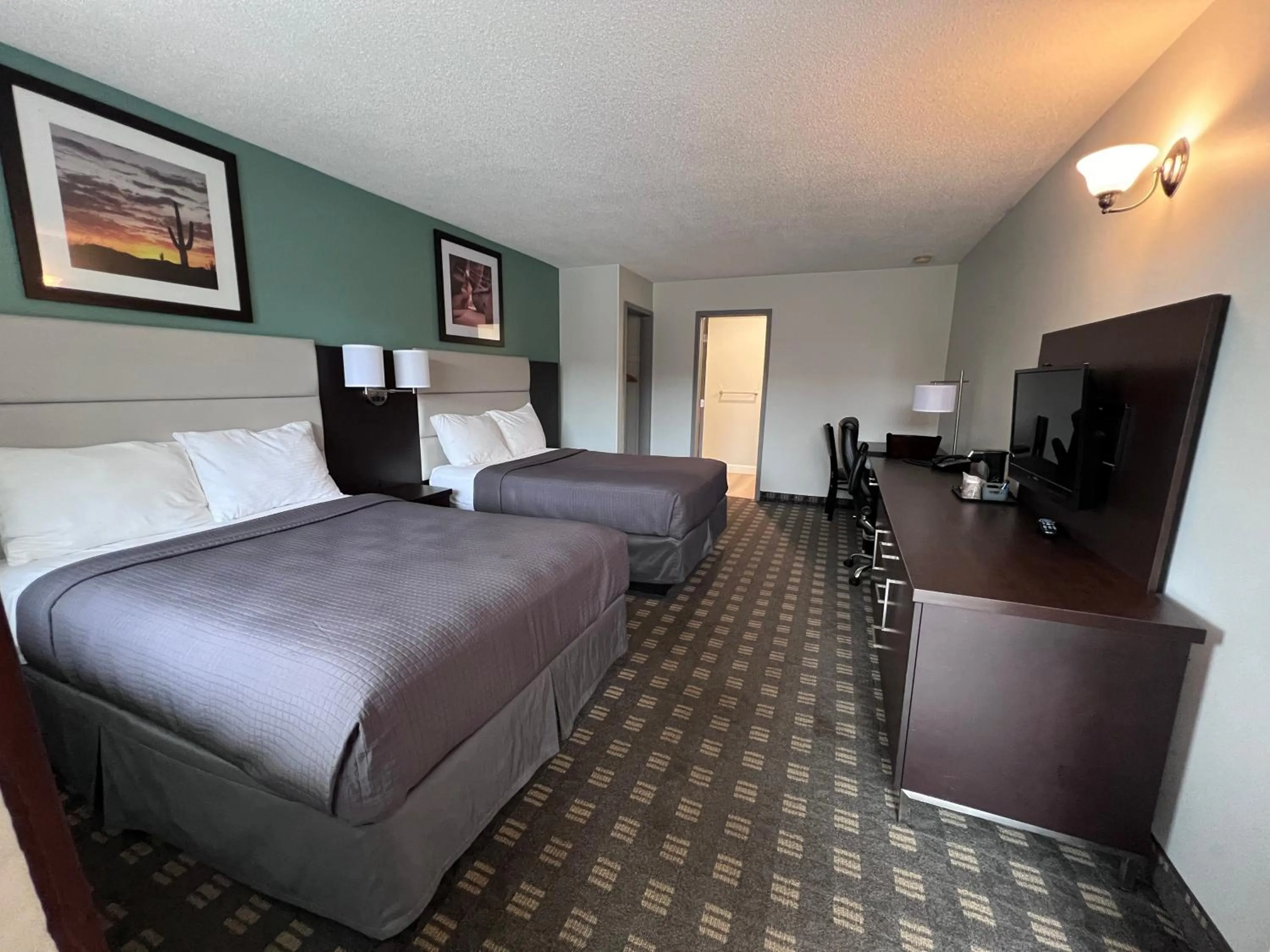 Photo of the whole room, Bed in Wellington Inn