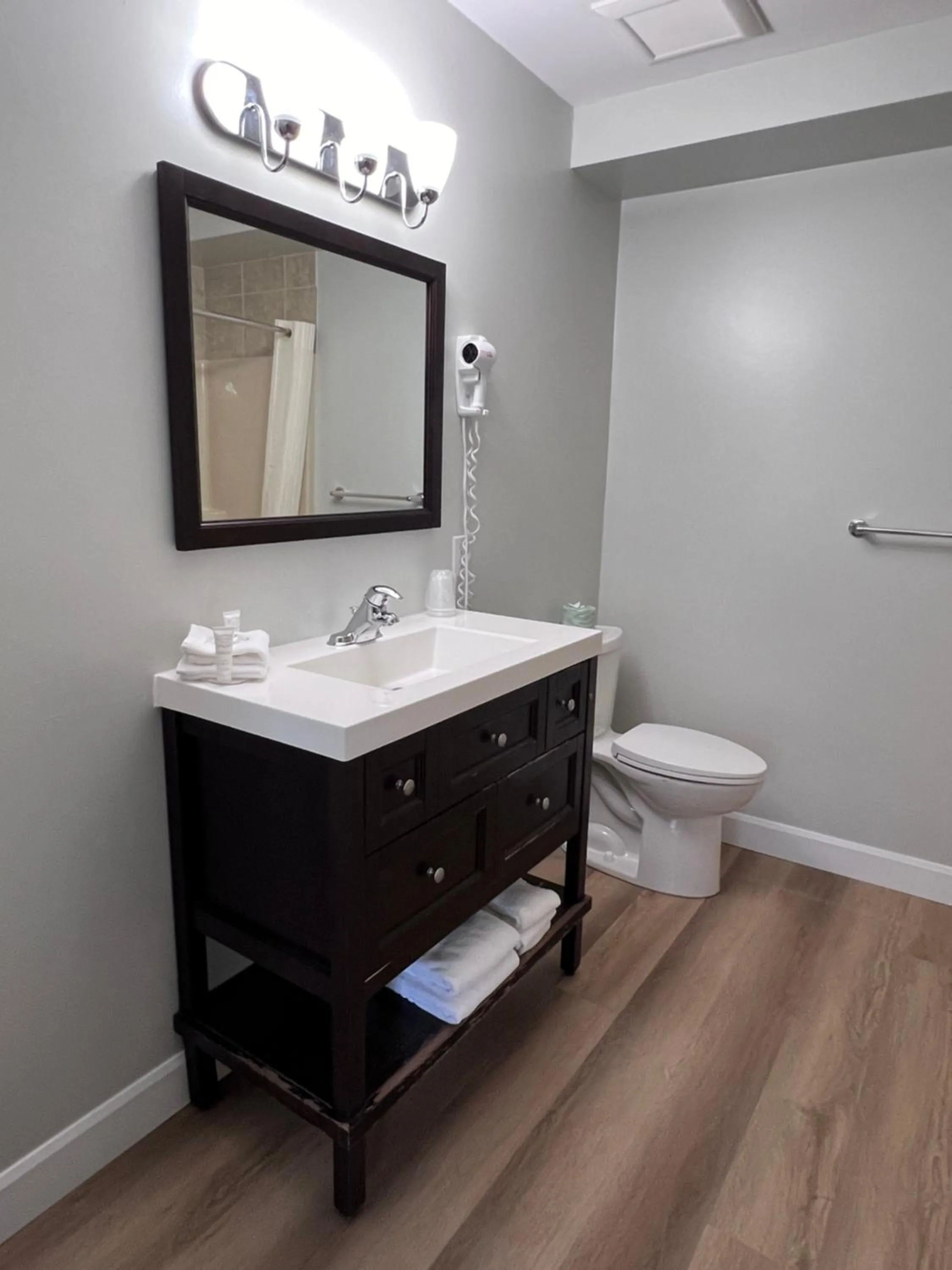 Bathroom in Wellington Inn