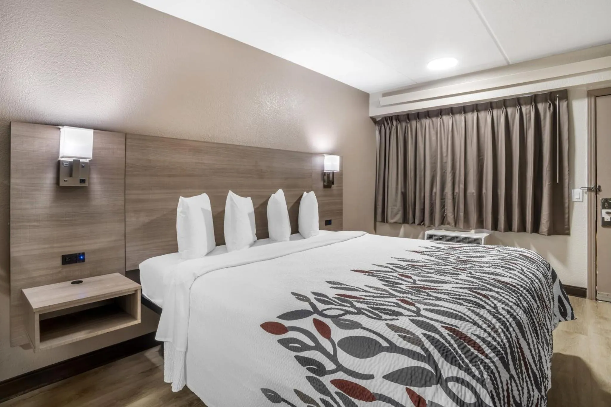 Photo of the whole room, Bed in Red Roof Inn Greenville