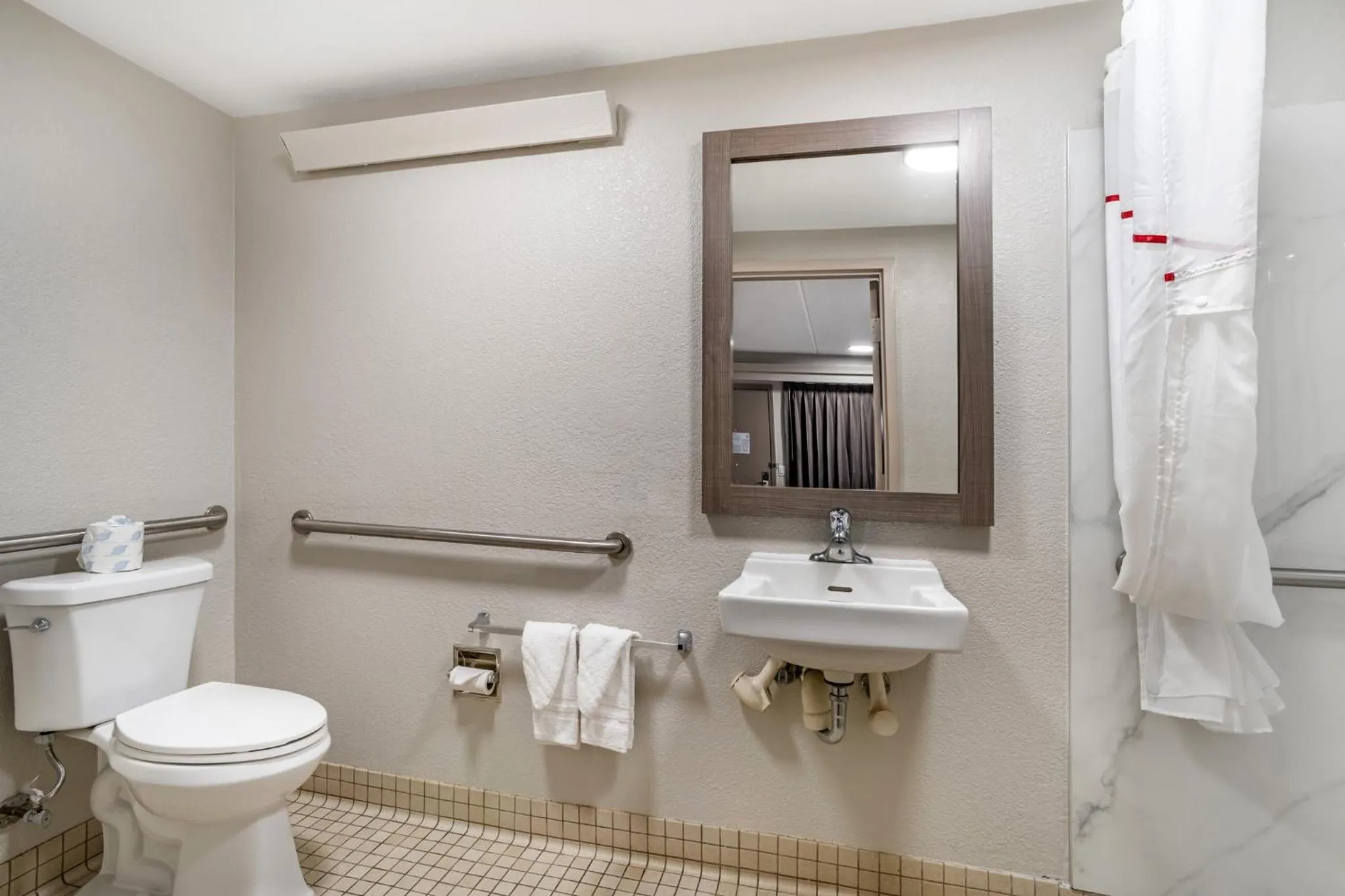 Bathroom in Red Roof Inn Greenville