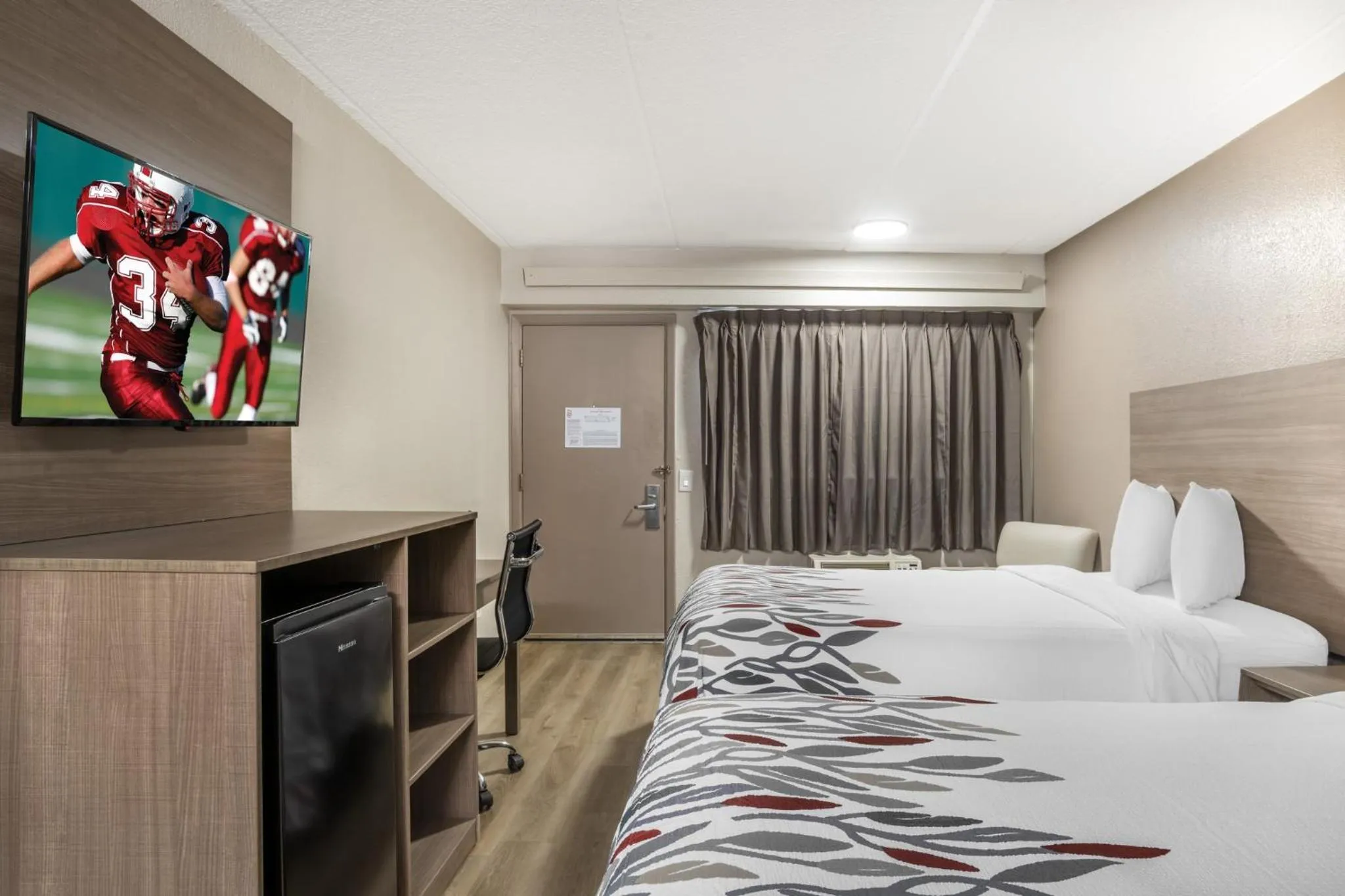 Photo of the whole room, Bed in Red Roof Inn Greenville