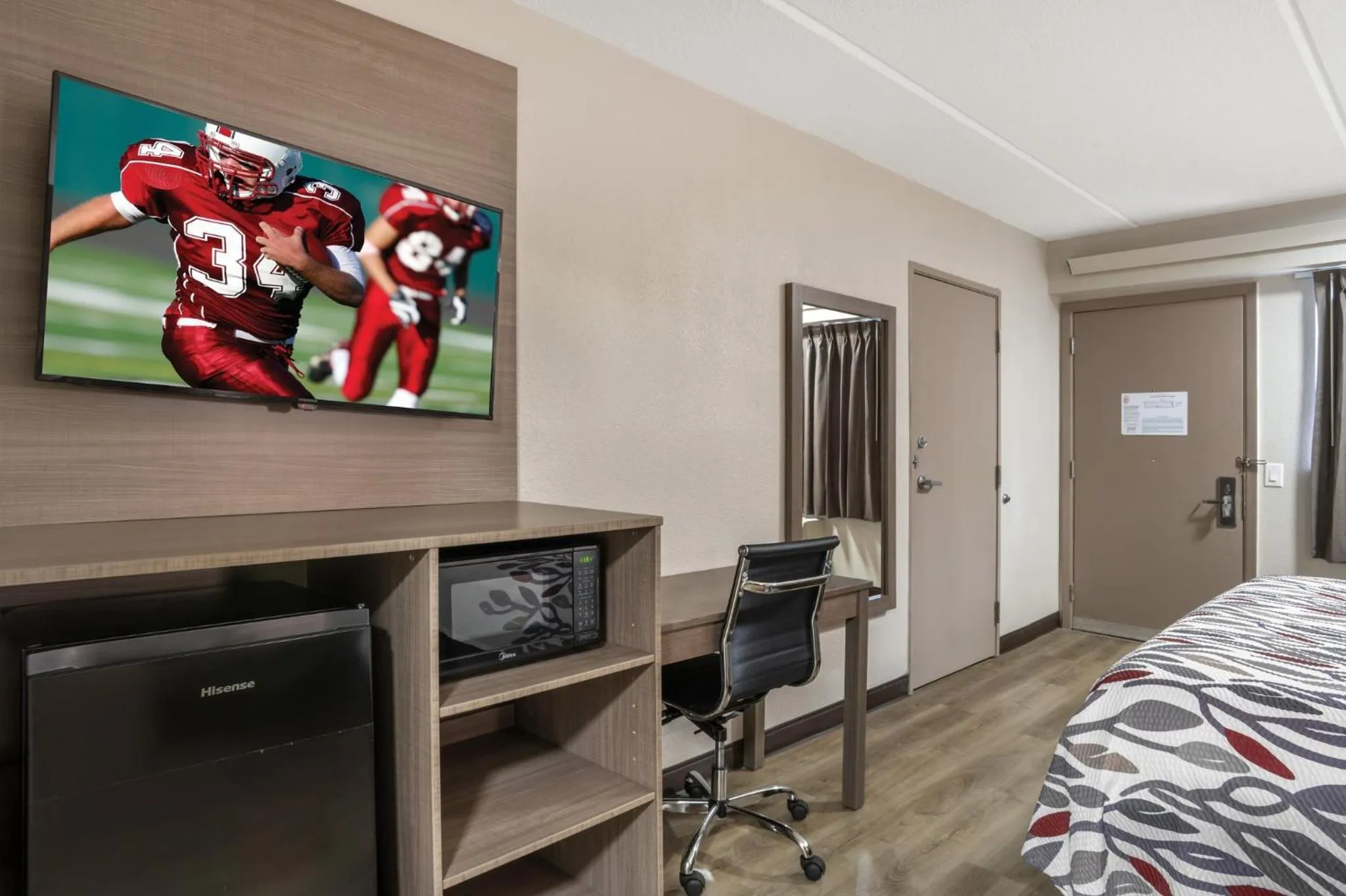 Photo of the whole room, Bed in Red Roof Inn Greenville