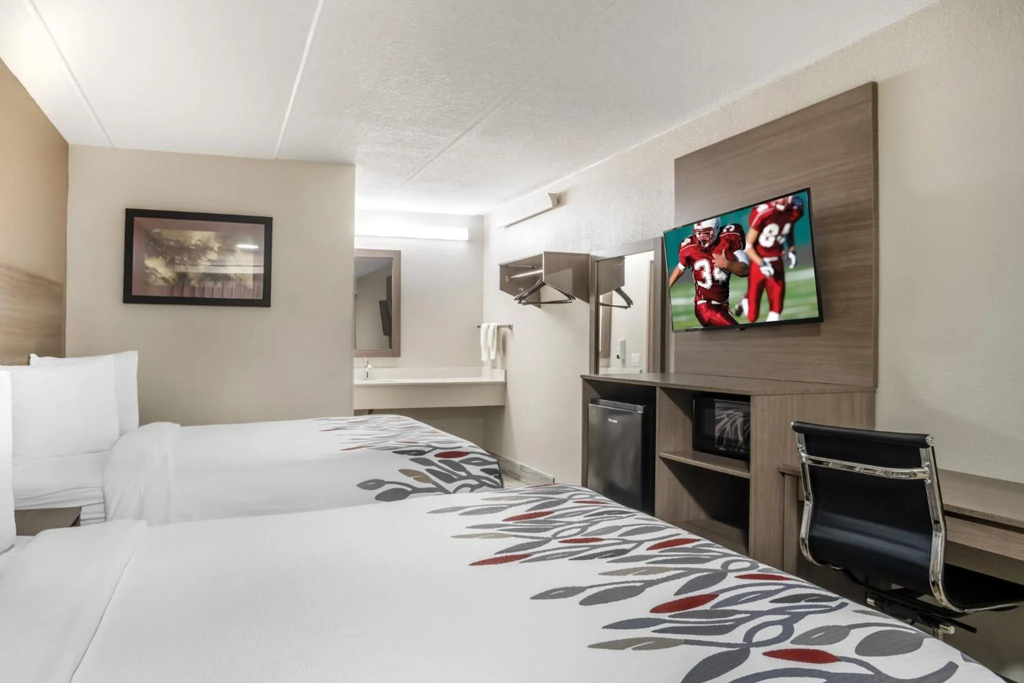 Photo of the whole room, Bed in Red Roof Inn Greenville