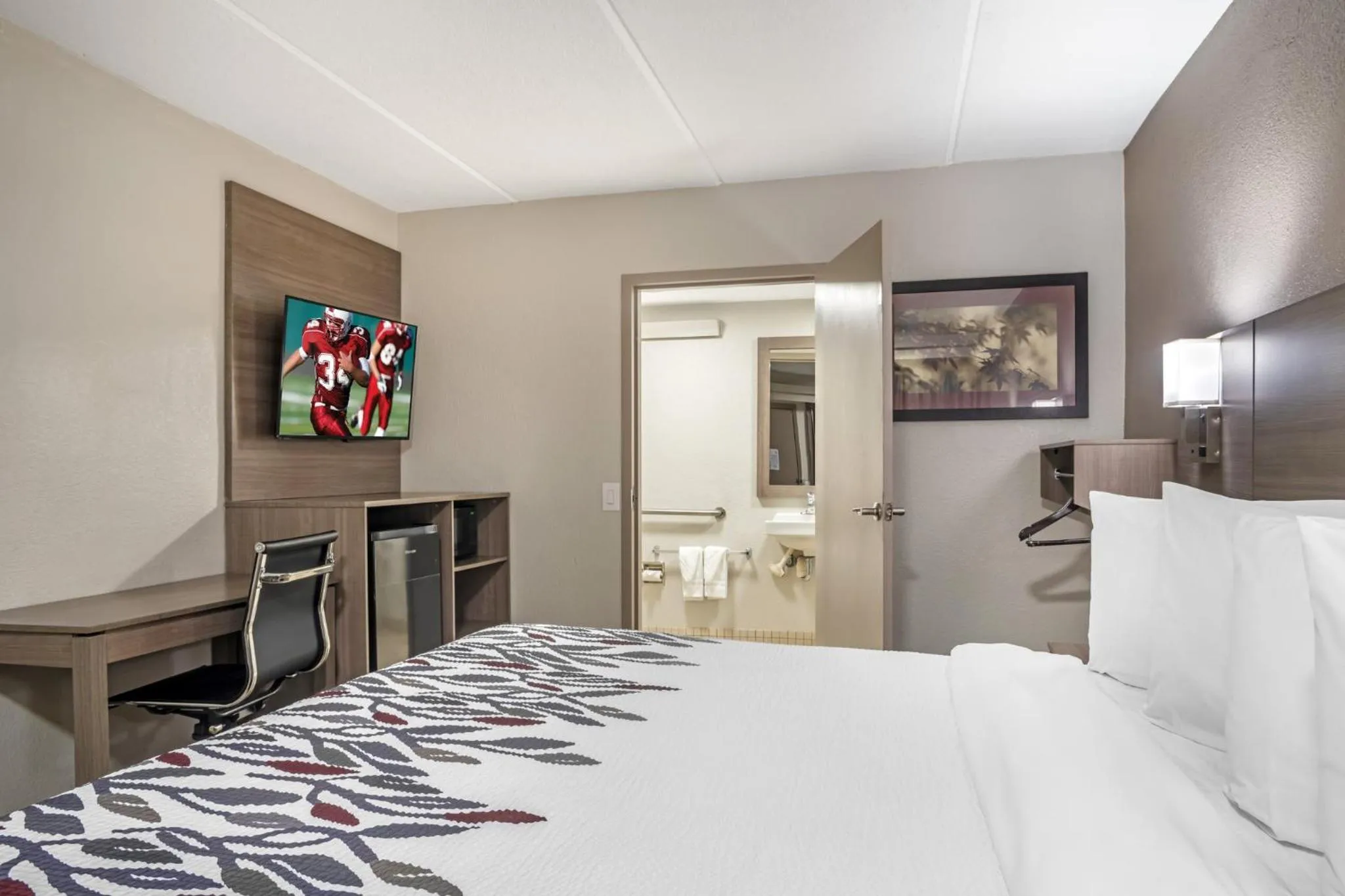 Photo of the whole room, Bed in Red Roof Inn Greenville