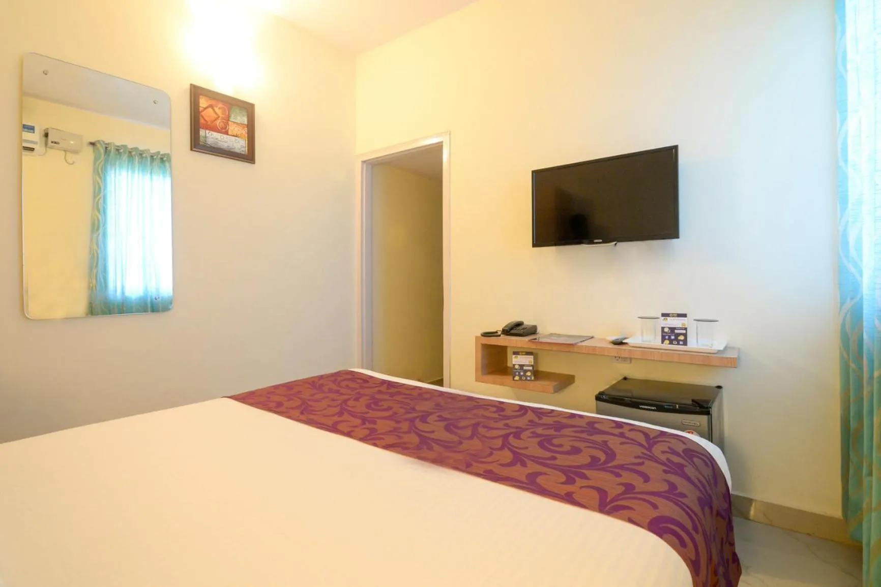 Bedroom, Bed in Hotel West End