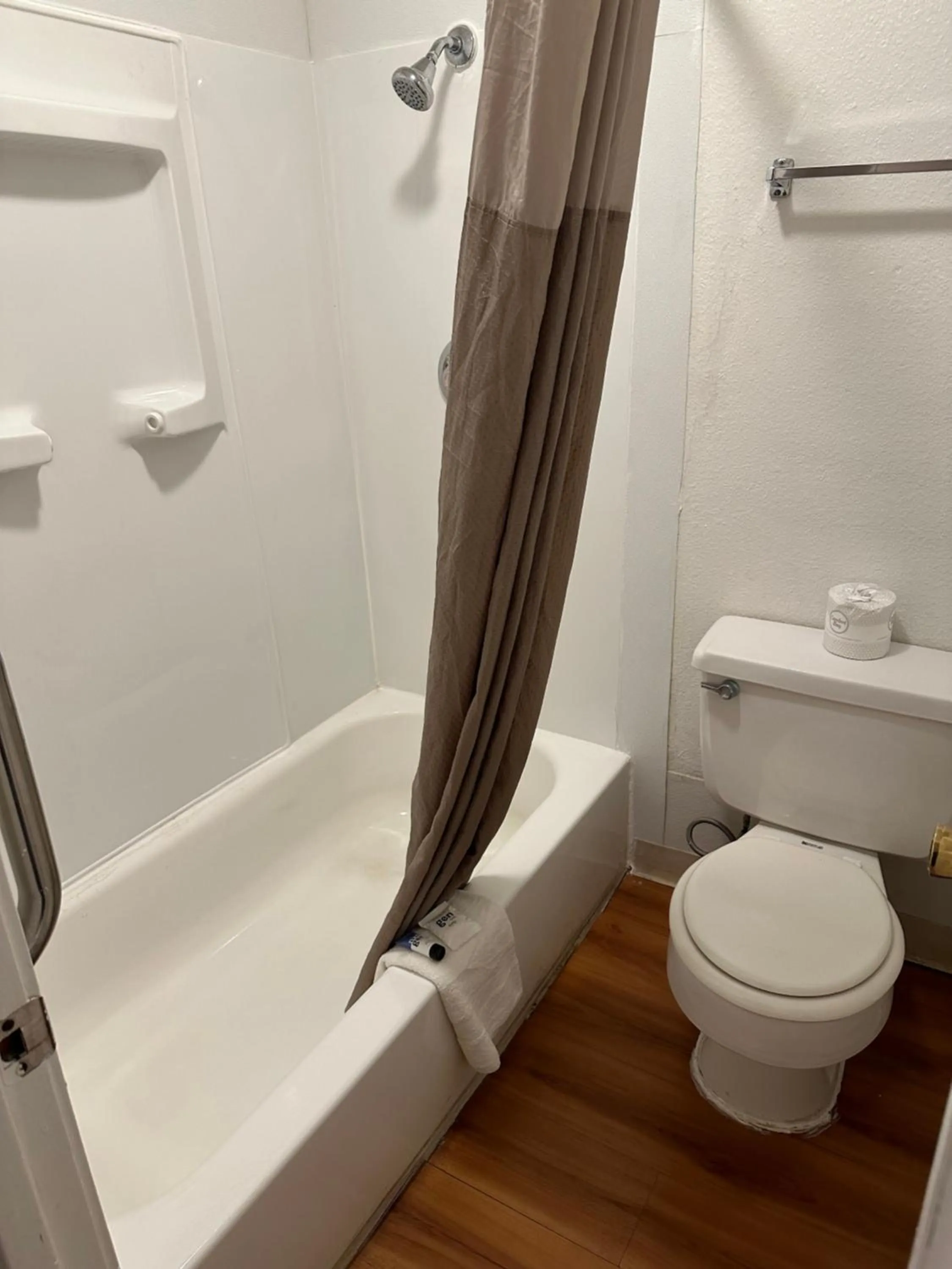 Shower in Motel 6 Sullivan MO