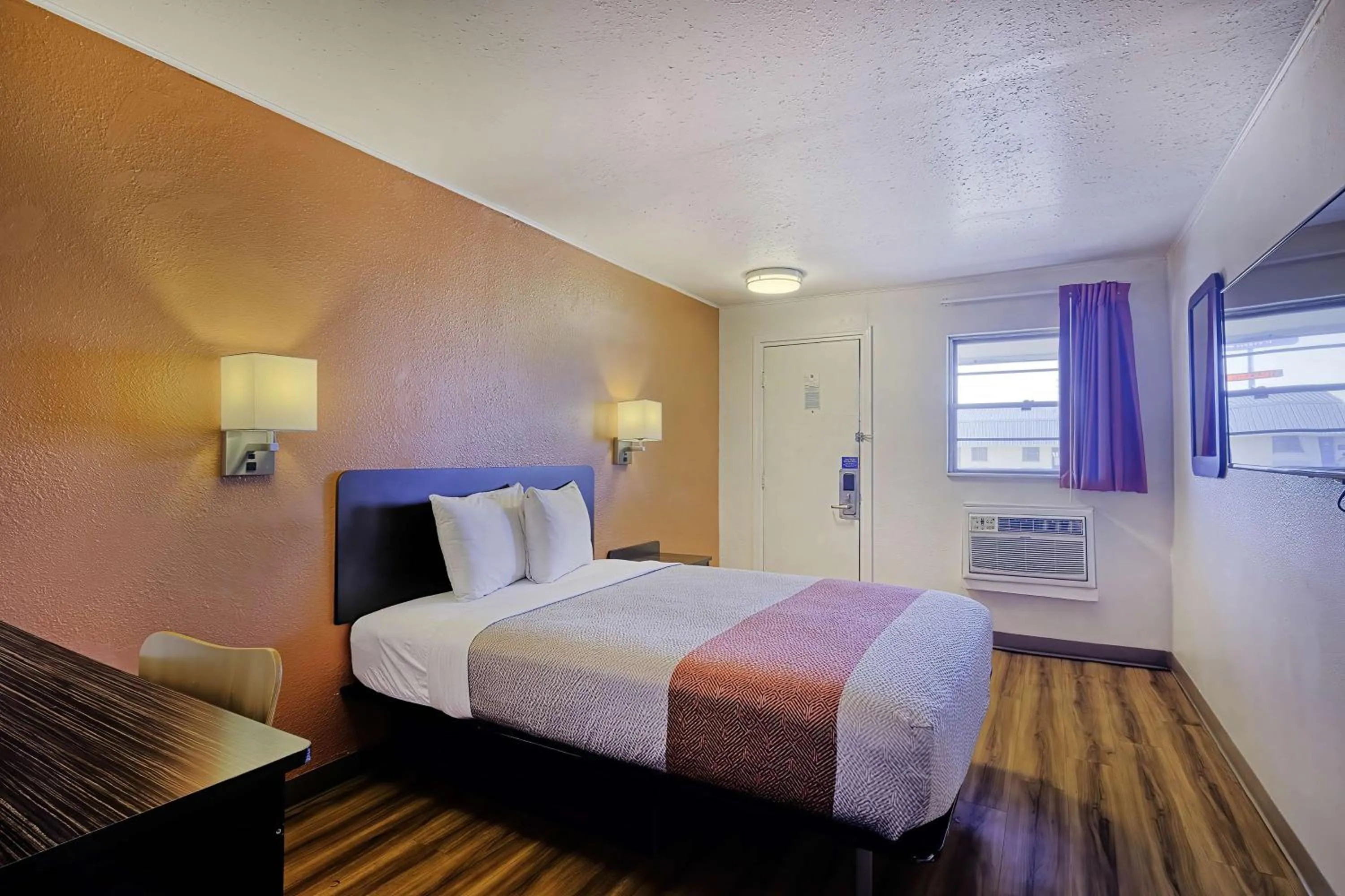 Bedroom, Bed in Motel 6 Sullivan MO