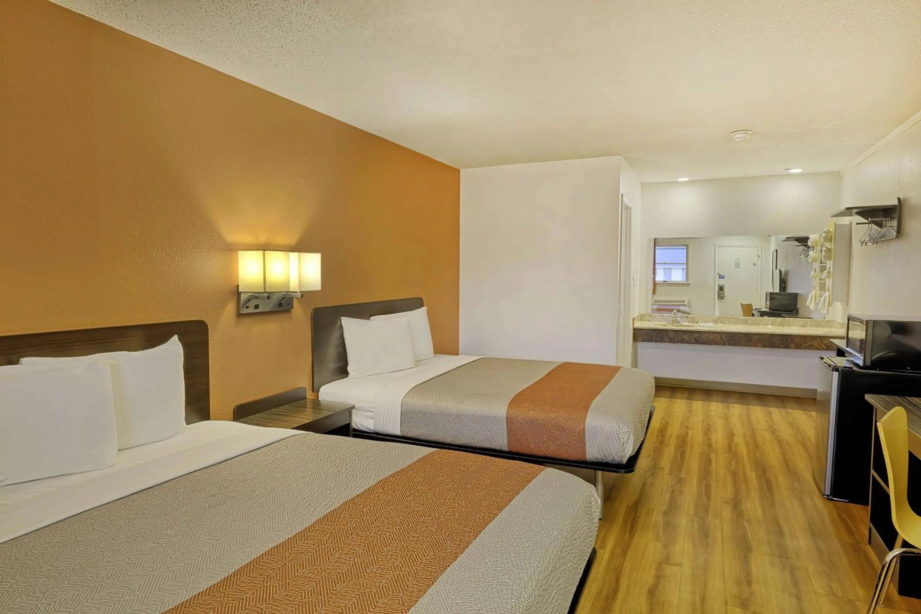 Bedroom, Bed in Motel 6 Sullivan MO