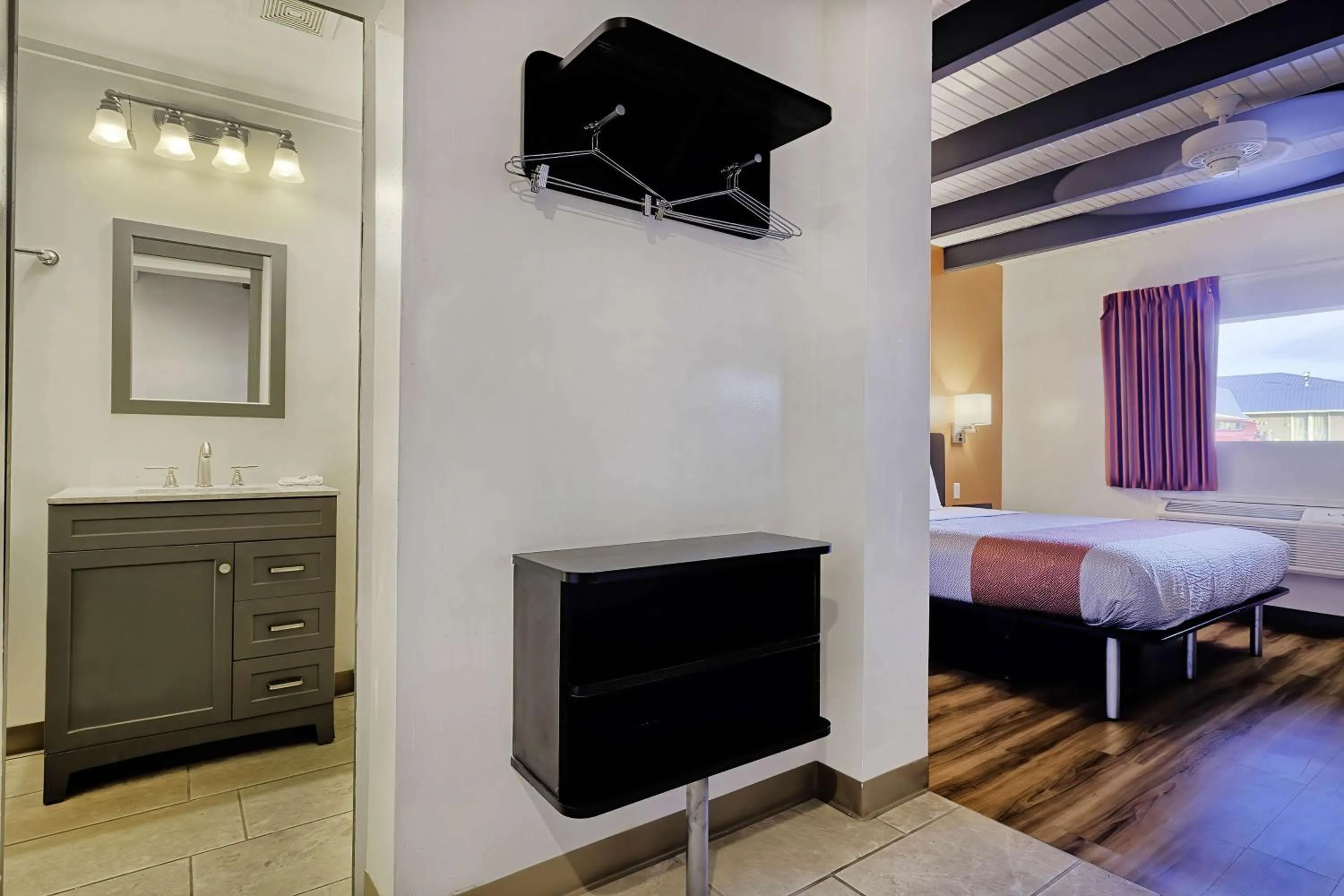 Bedroom, Bed in Motel 6 Sullivan MO