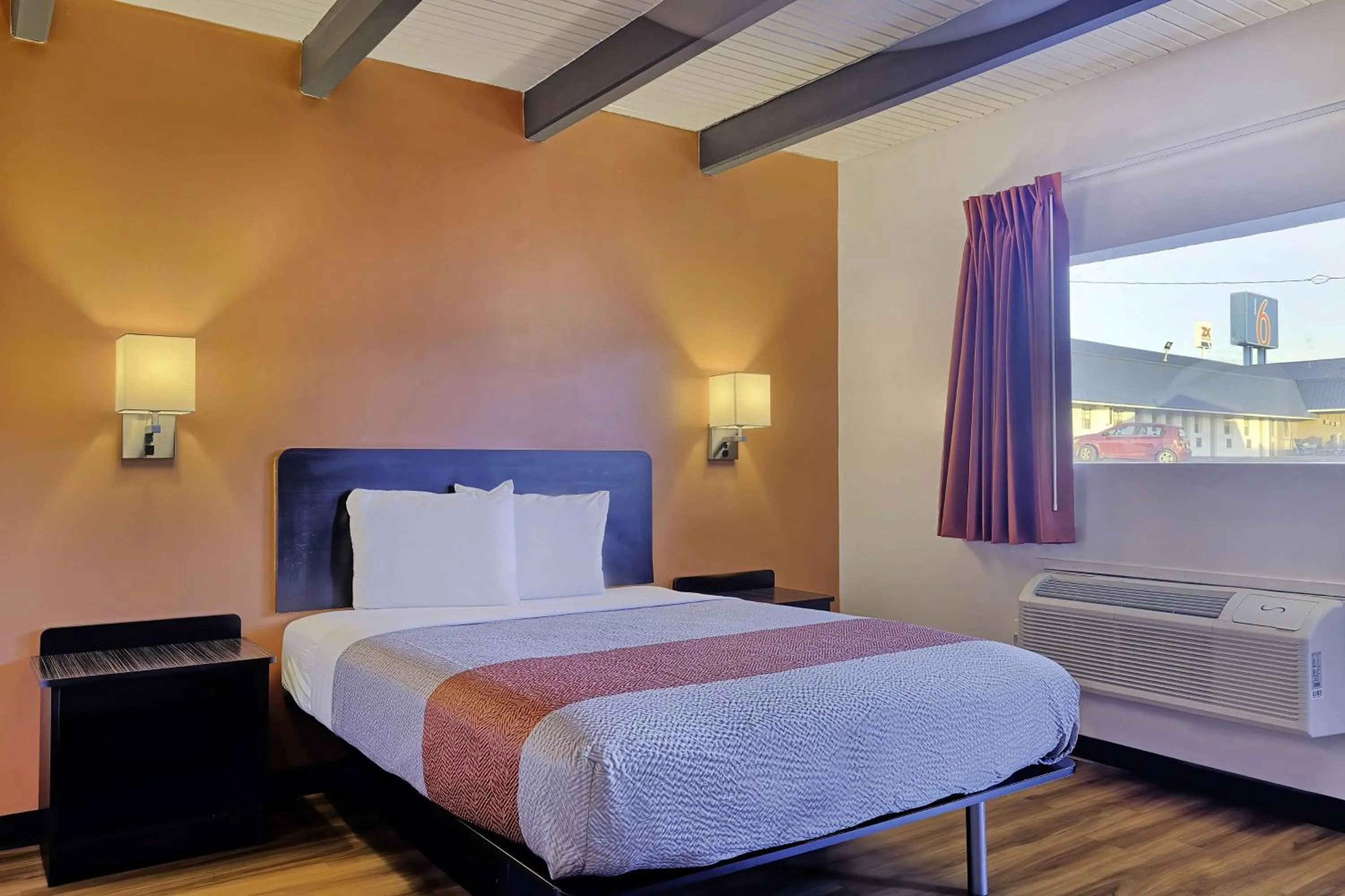 Bedroom, Bed in Motel 6 Sullivan MO