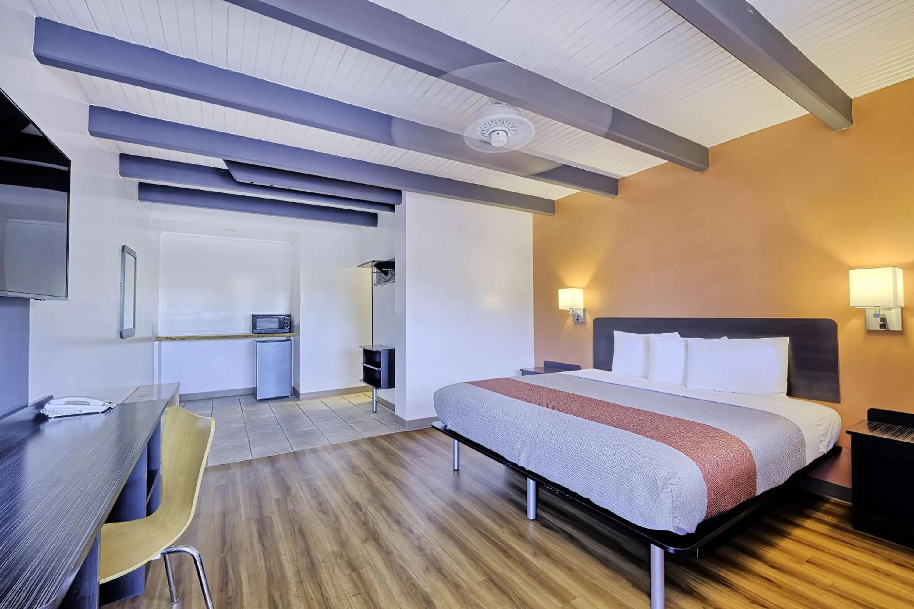 Bedroom, Bed in Motel 6 Sullivan MO