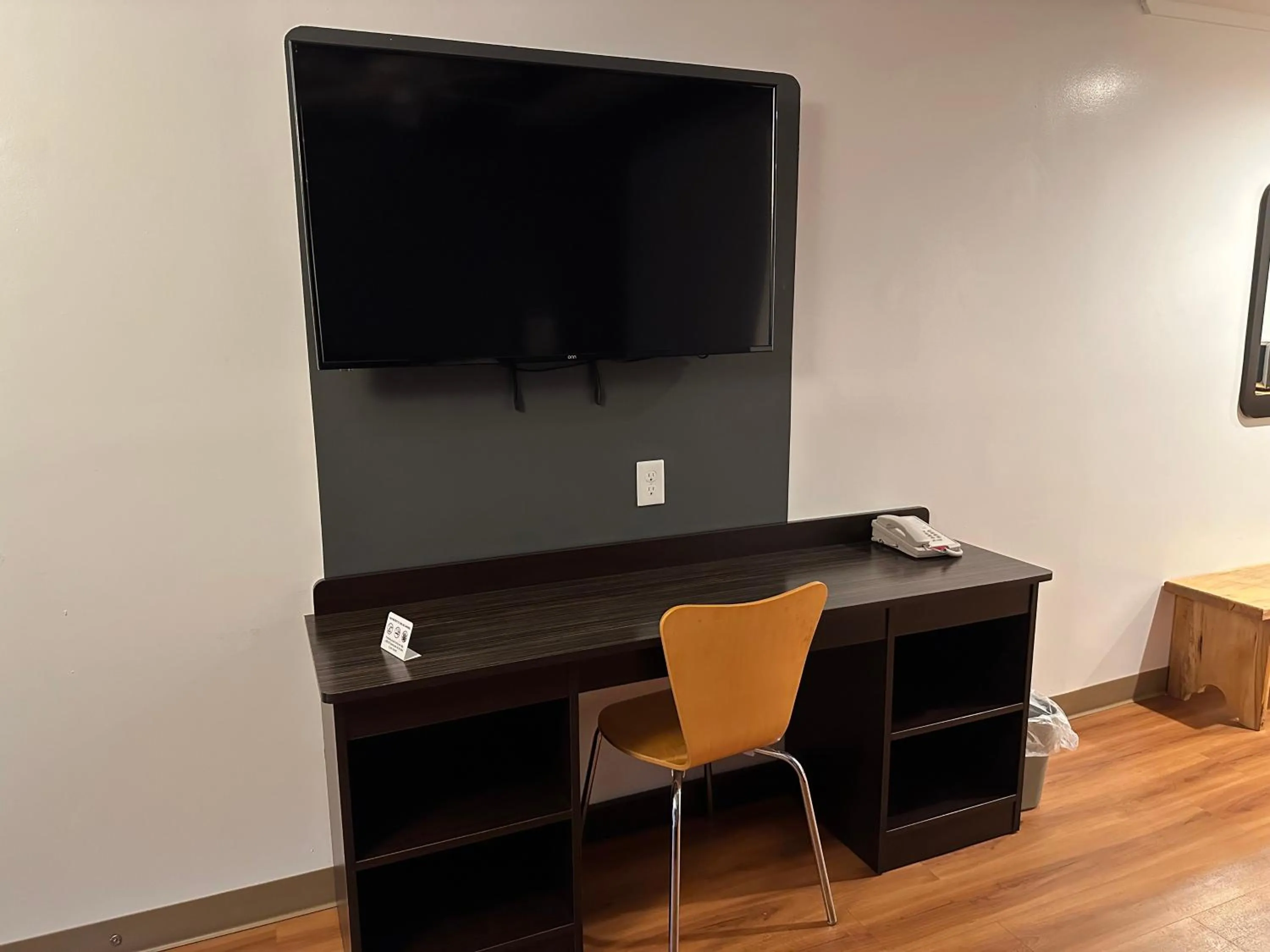 TV and multimedia in Motel 6 Sullivan MO