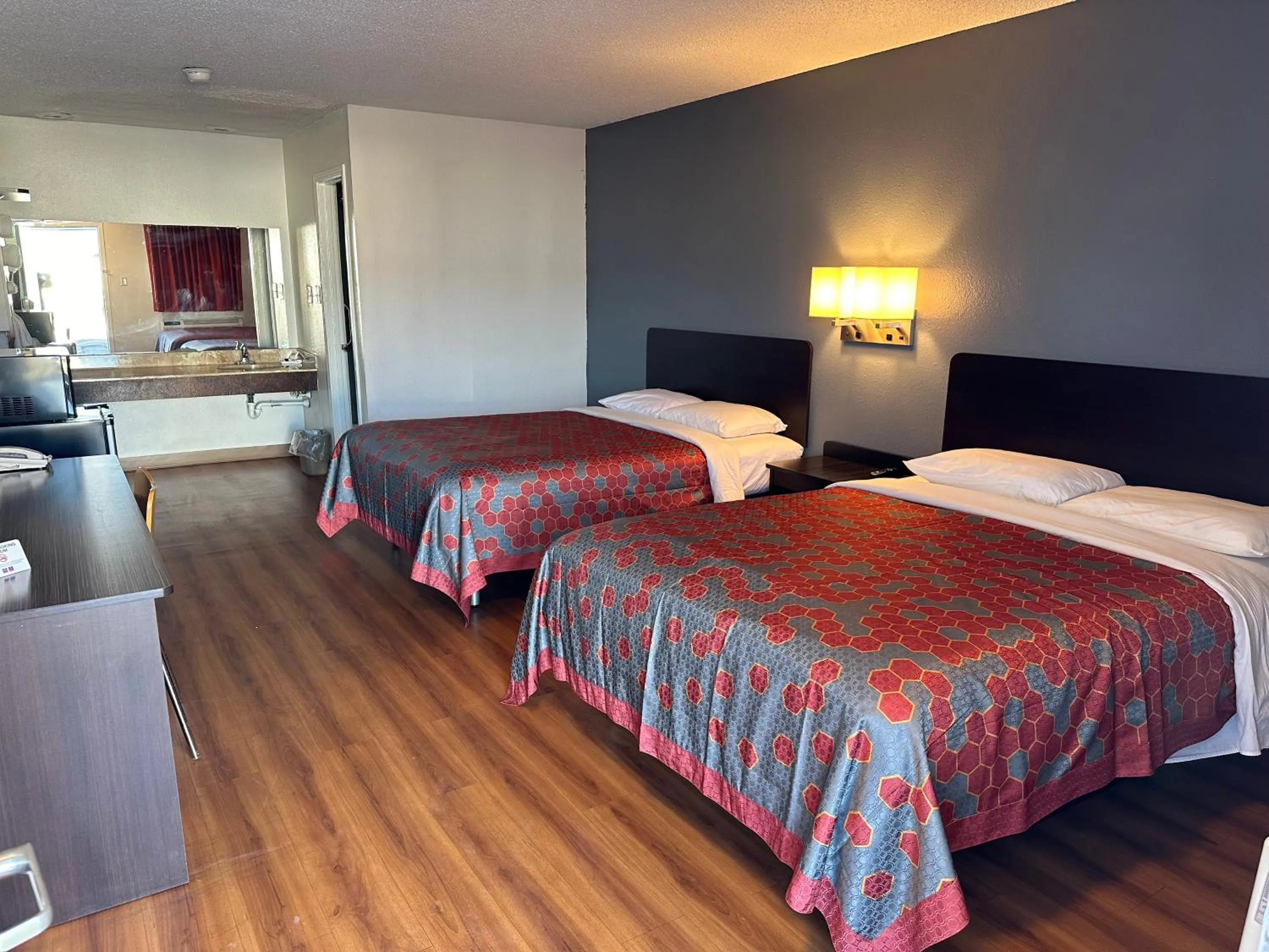 Photo of the whole room, Bed in Motel 6 Sullivan MO