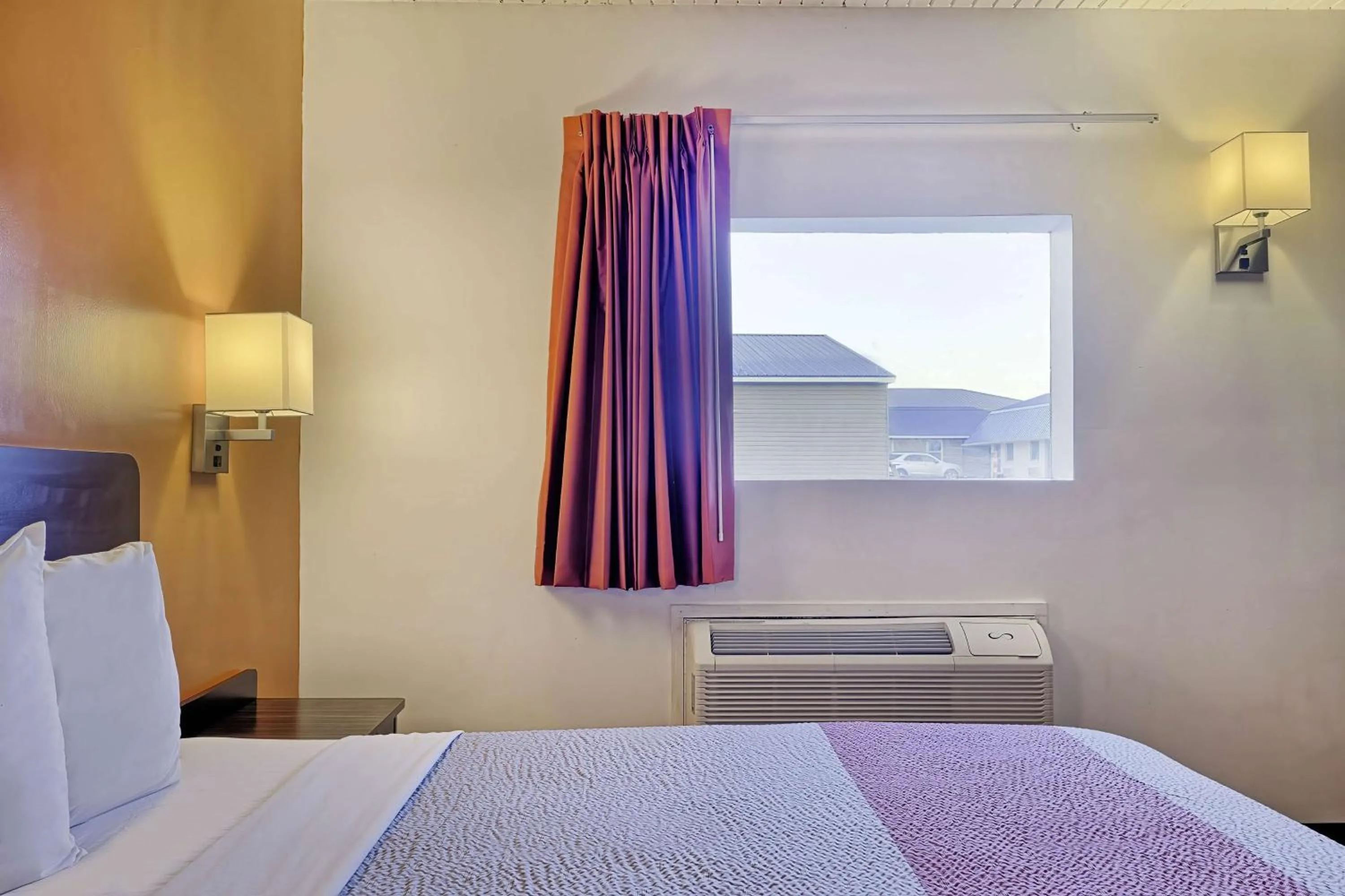 Bedroom, Bed in Motel 6 Sullivan MO