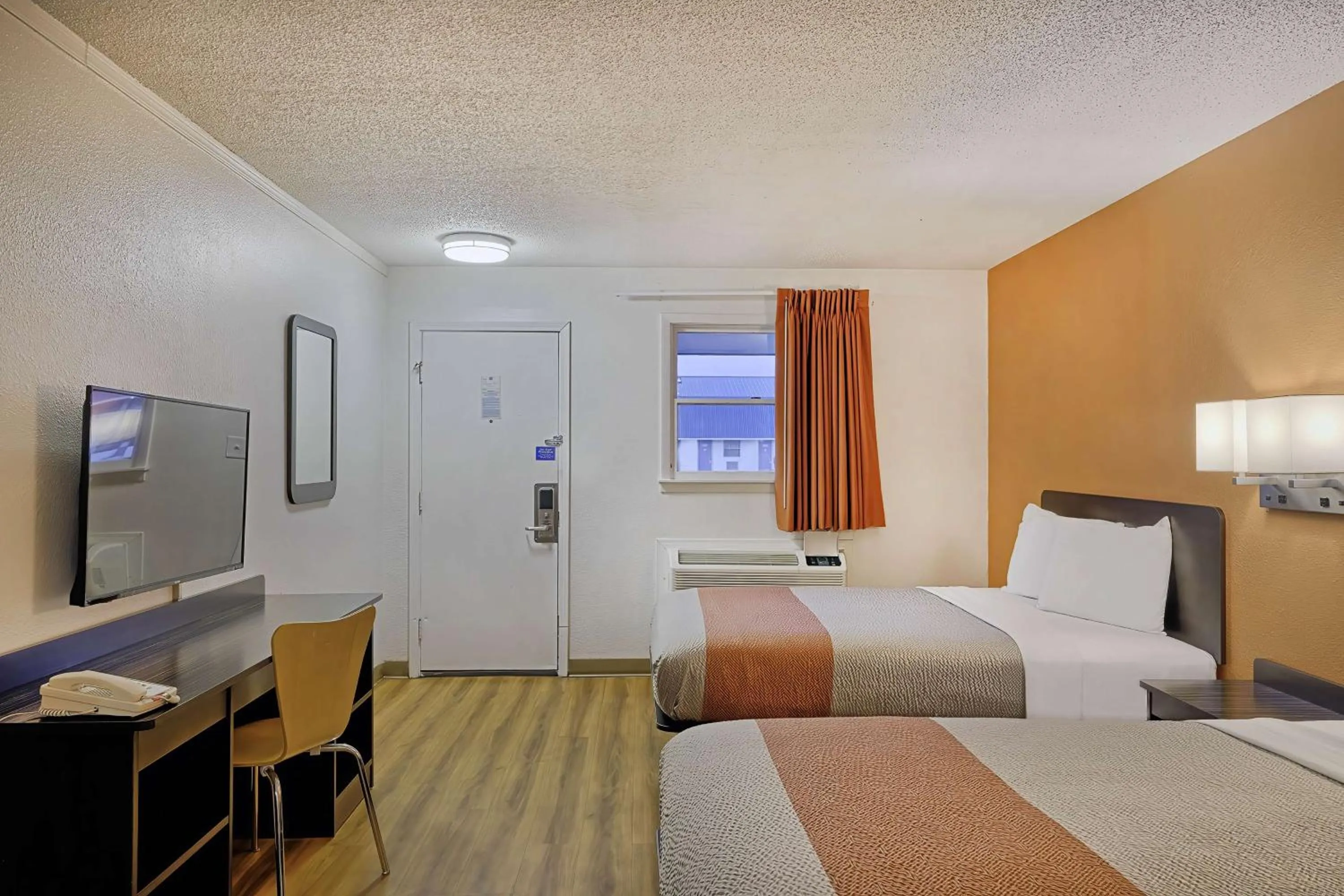 Bedroom, Bed in Motel 6 Sullivan MO