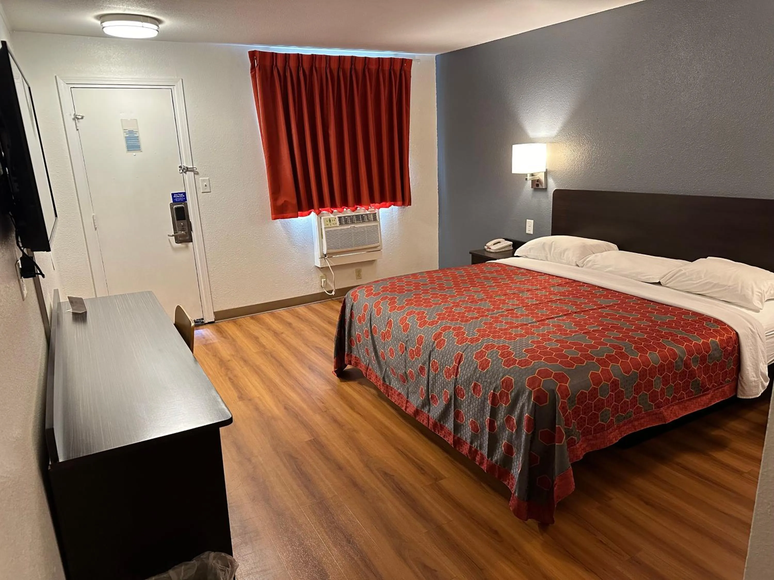 Photo of the whole room, Bed in Motel 6 Sullivan MO