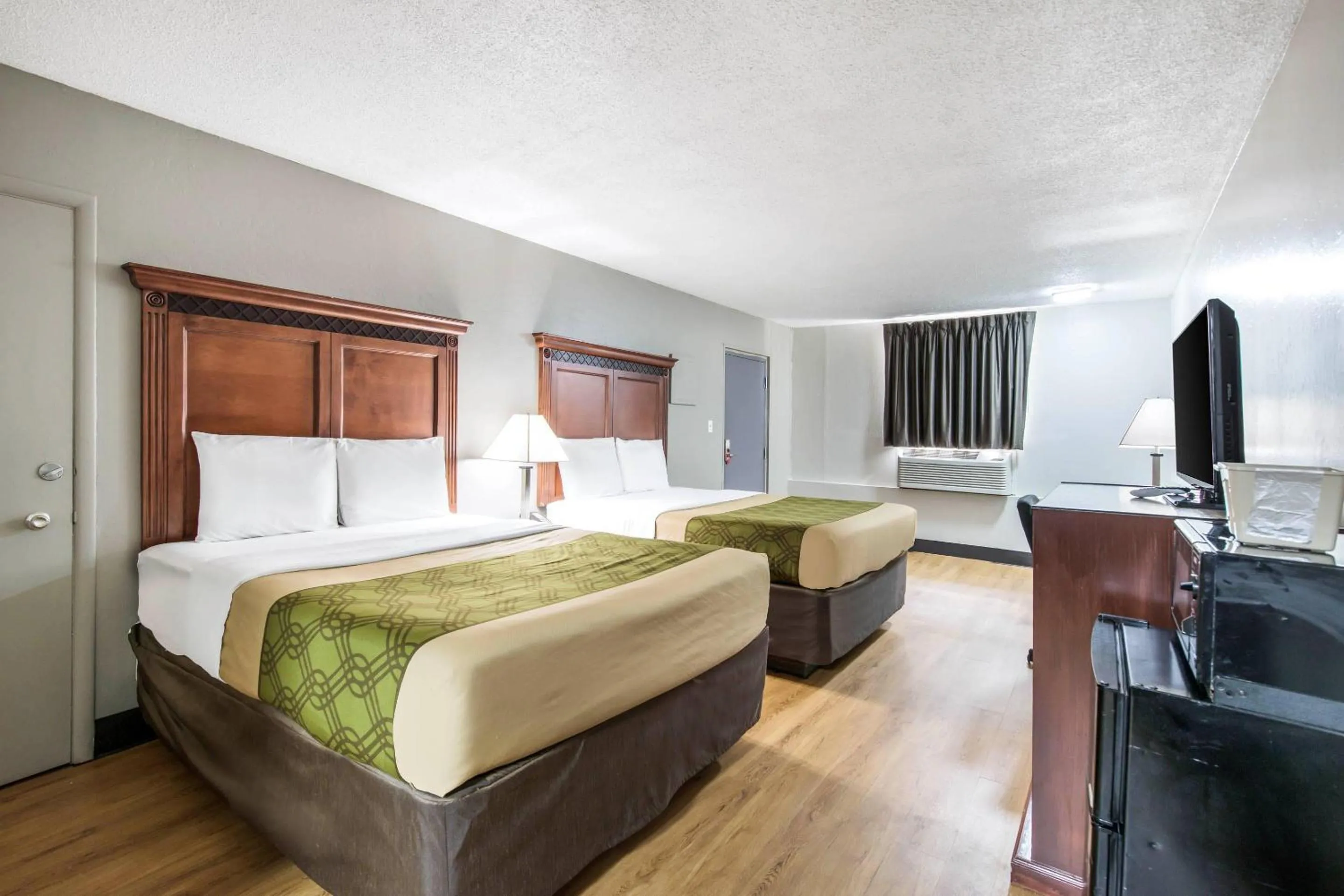 Bedroom, Bed in Rodeway Inn St Joseph