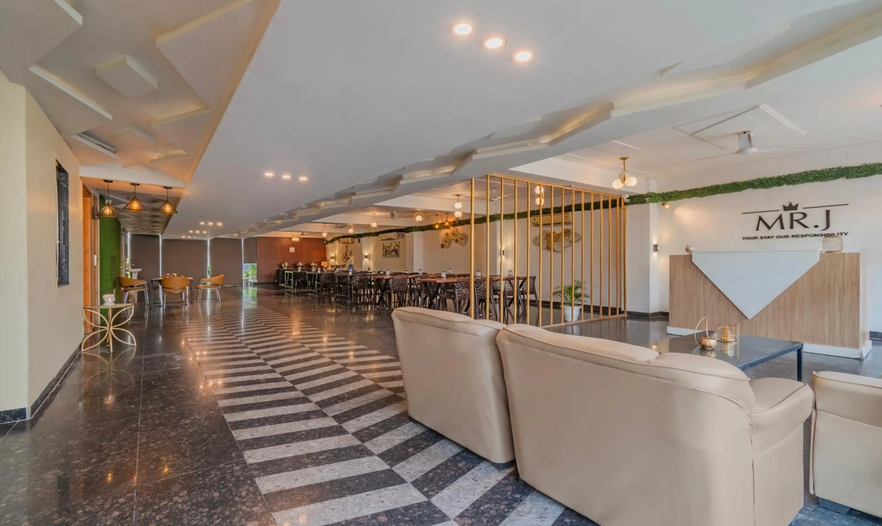 Seating area, Lobby/Reception in Treebo Trend Mr J - Sec 51