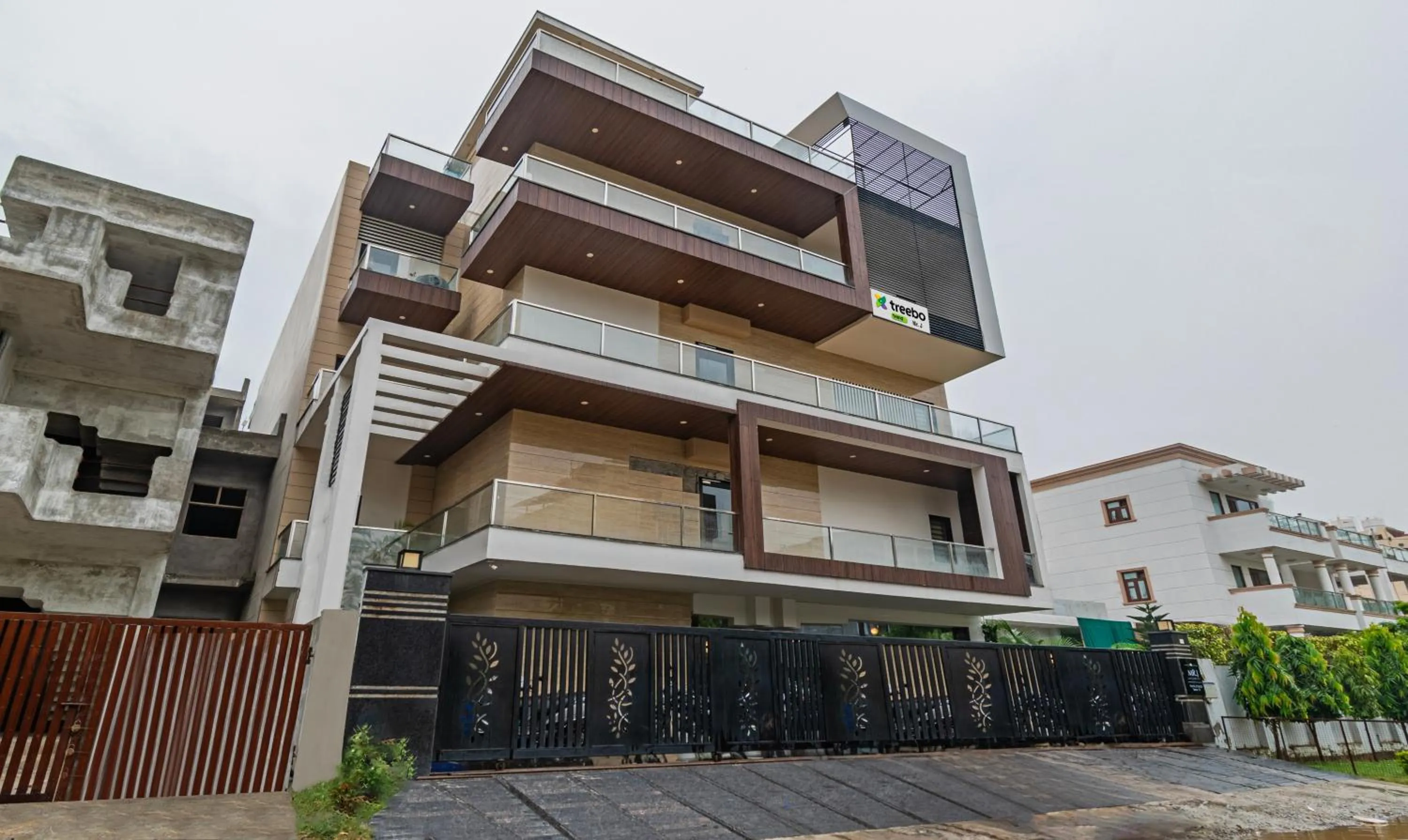 Facade/entrance, Property Building in Treebo Trend Mr J - Sec 51