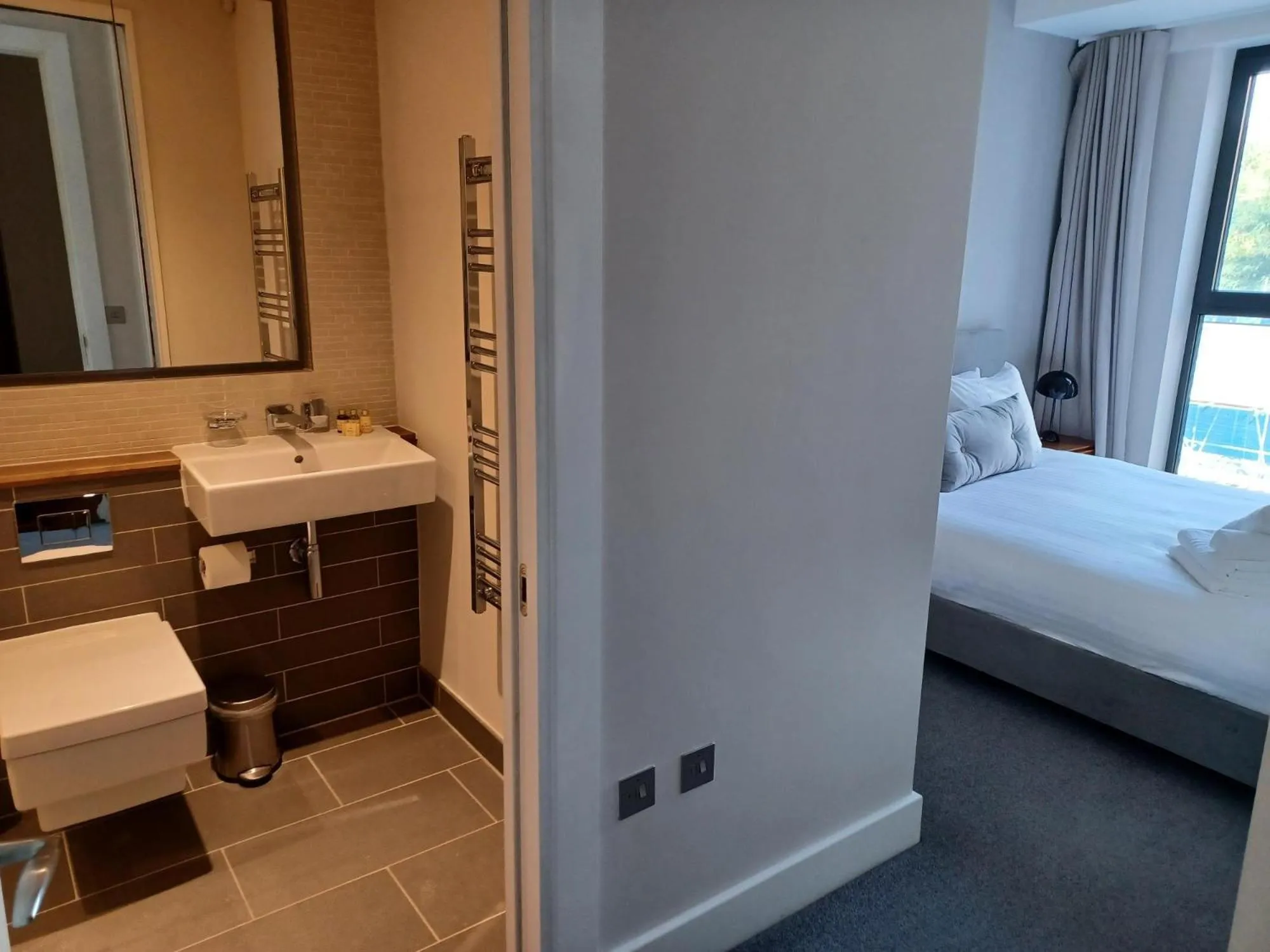 Bathroom, Bed in Grays Inn by Aeria Apartments