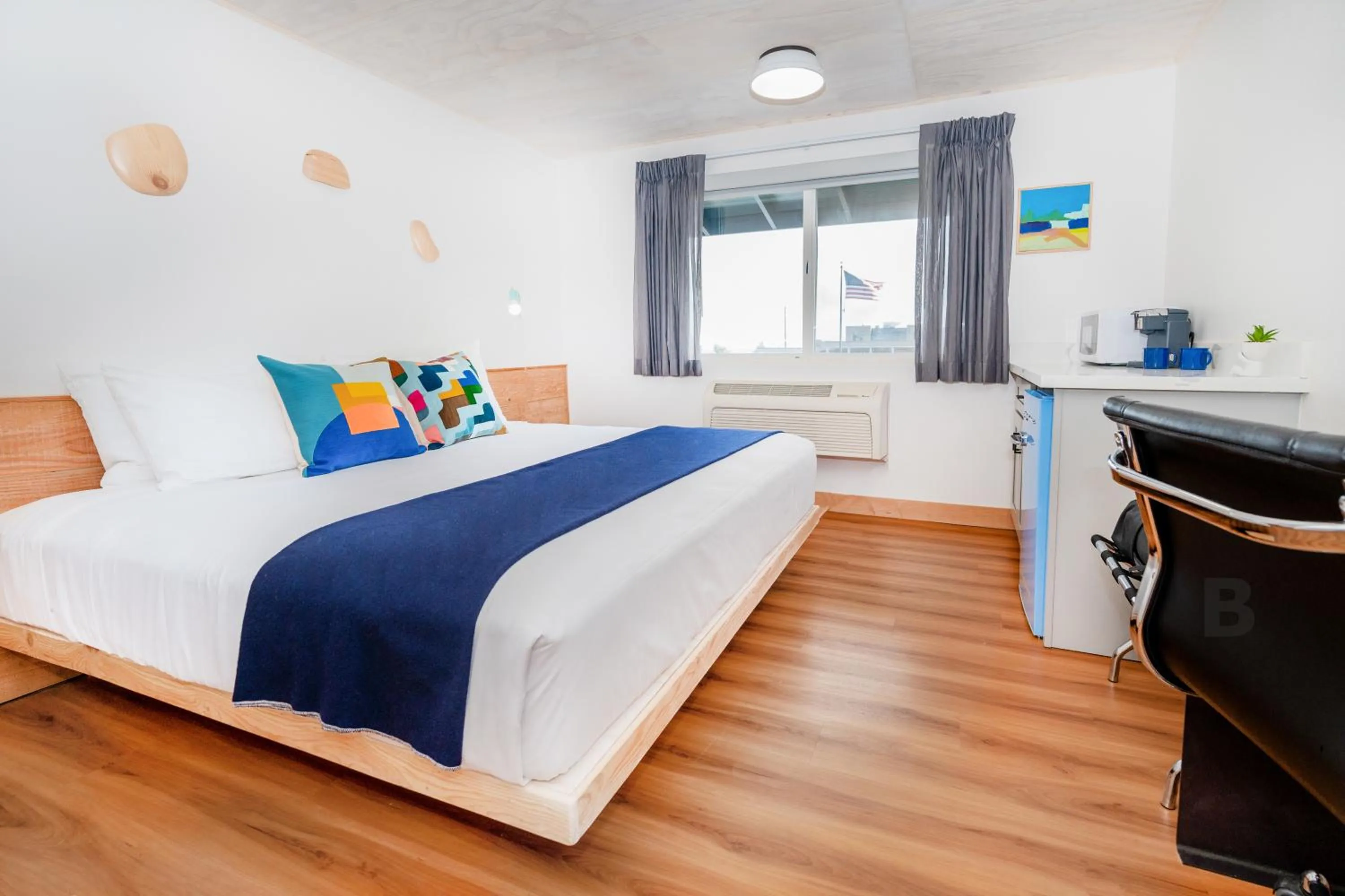 Bed in Anacortes Inn