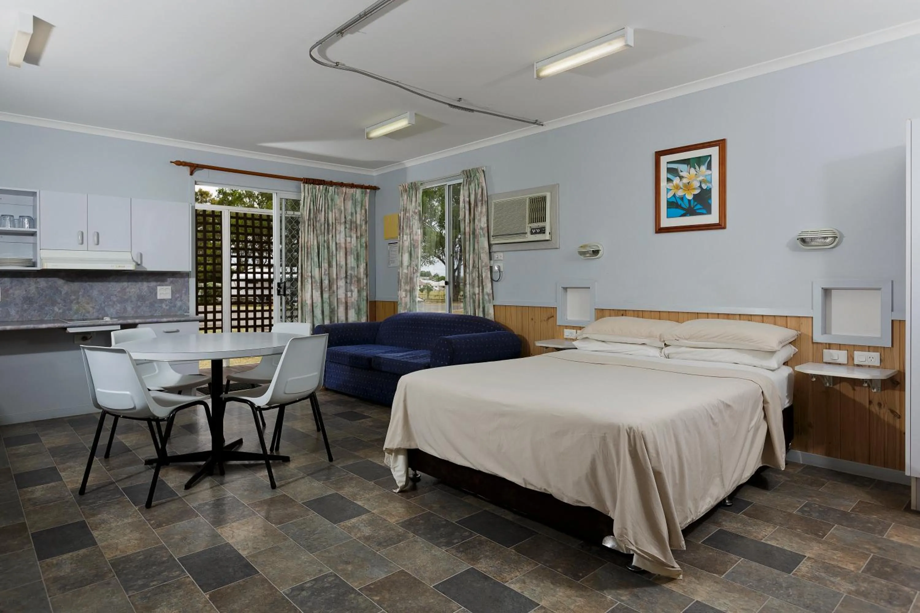 Seating area, Bed in Ingenia Holidays Hunter Valley