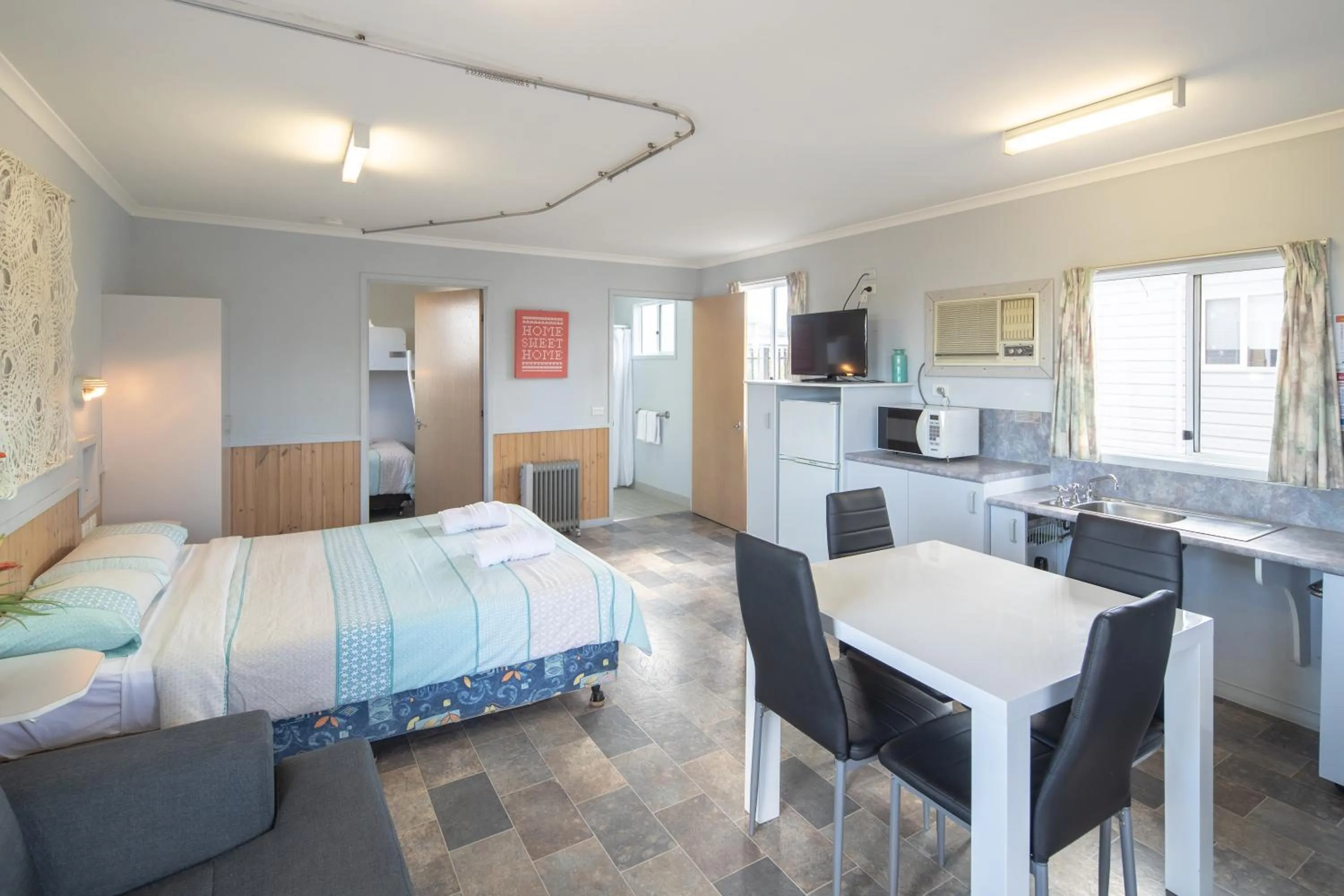 Dining area, Bed in Ingenia Holidays Hunter Valley