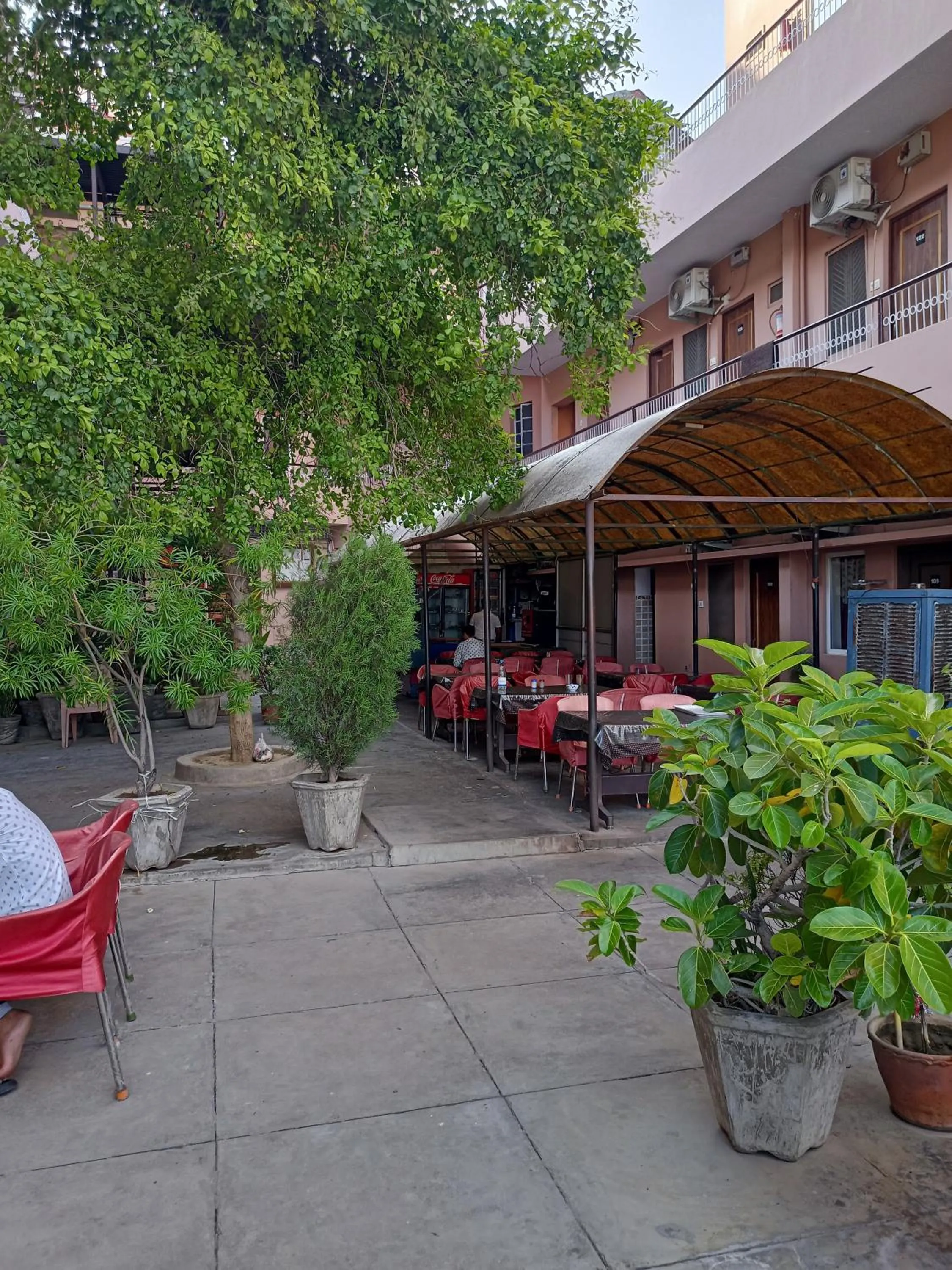 Restaurant/places to eat in Hotel Alka