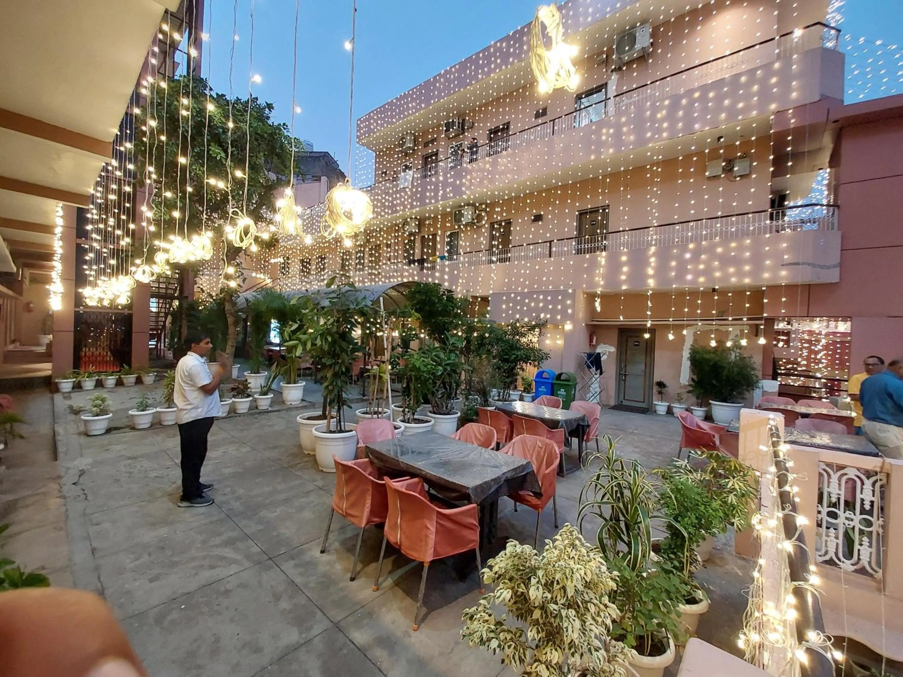 Restaurant/places to eat in Hotel Alka