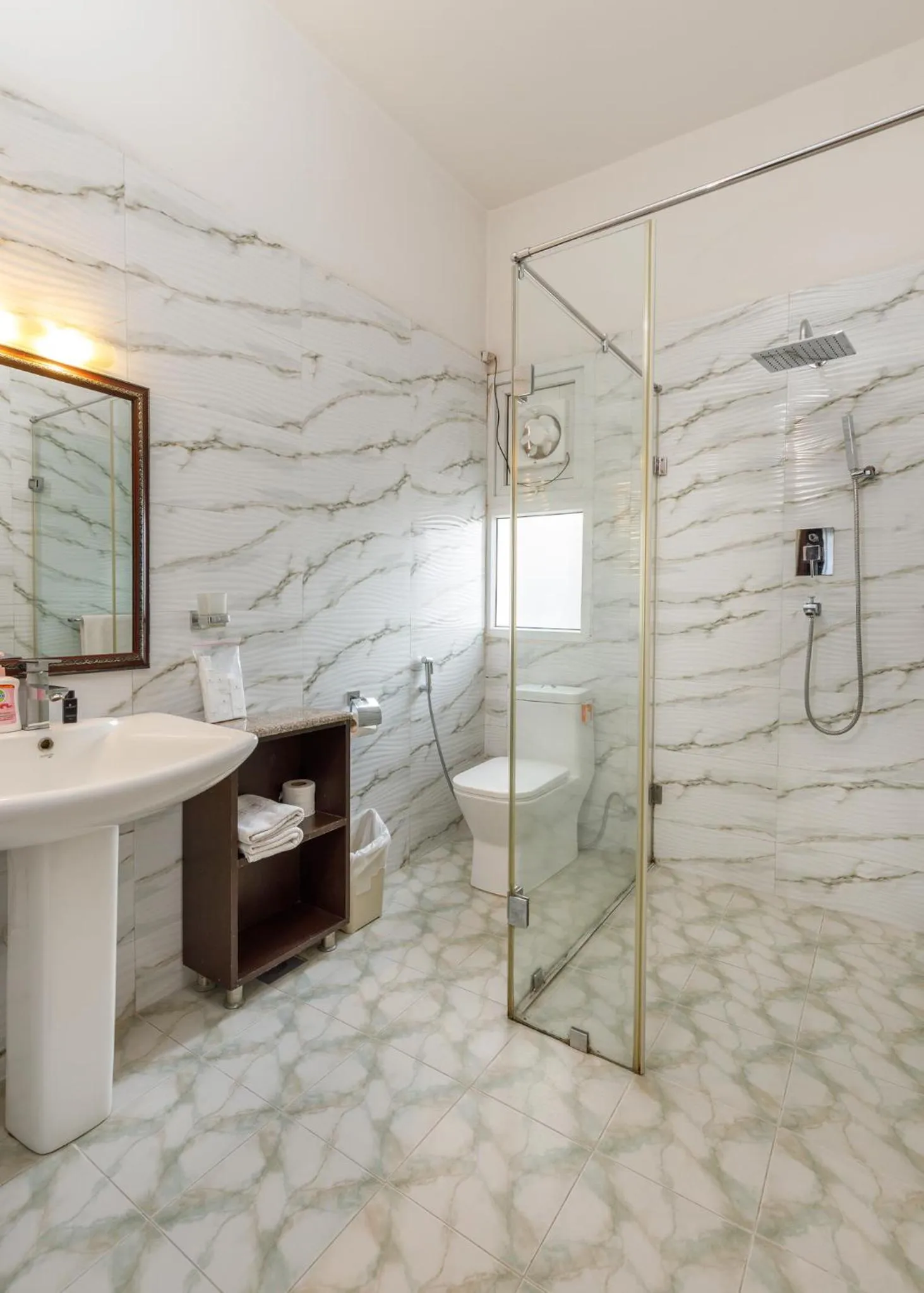 Shower in Shaligram Hotel