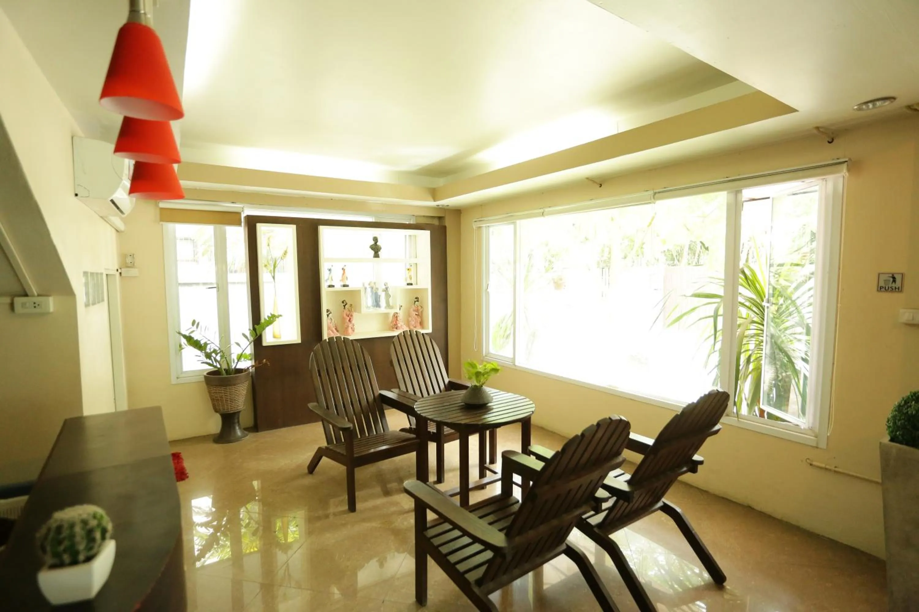 Restaurant/places to eat in Puangpech Place