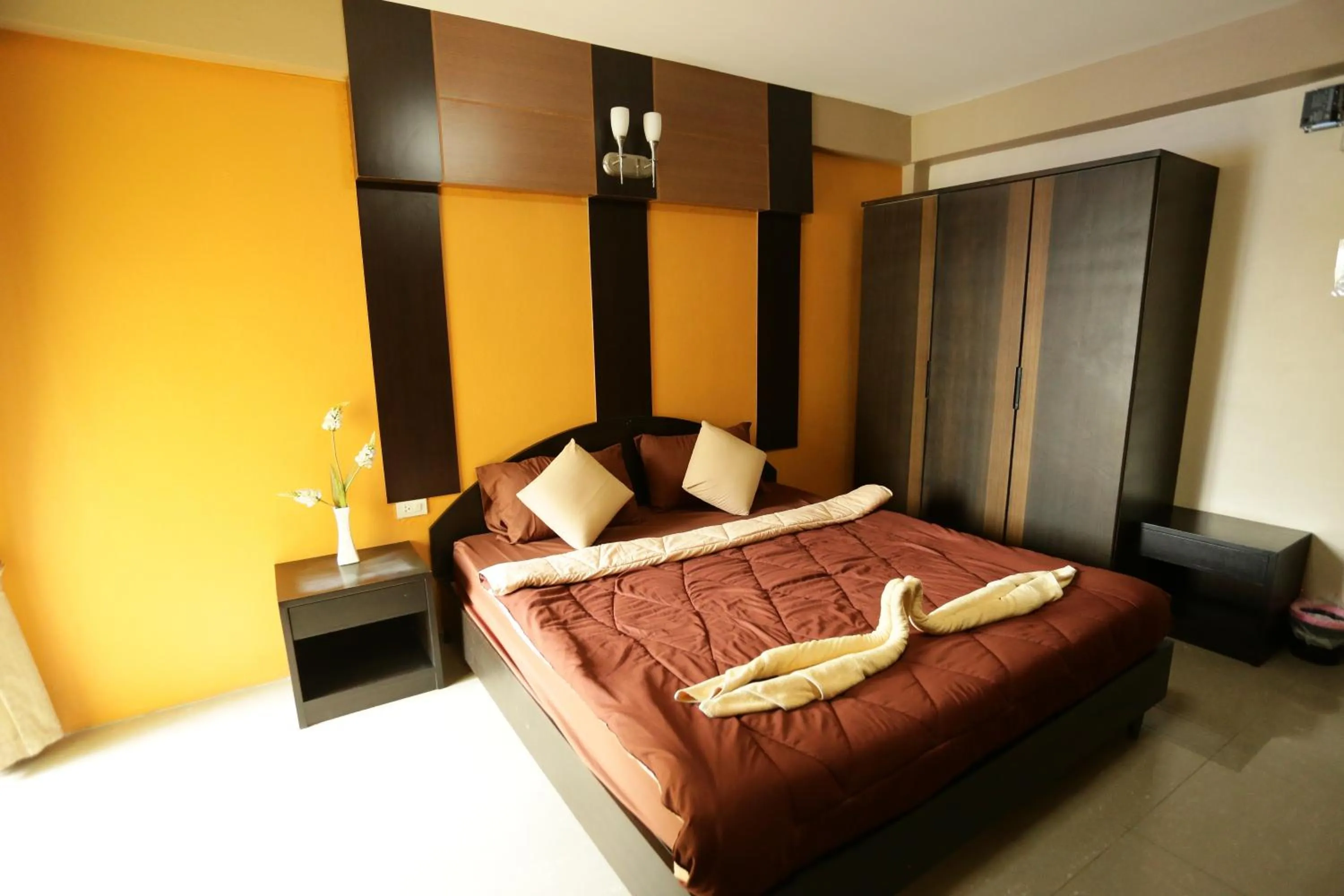Photo of the whole room, Bed in Puangpech Place