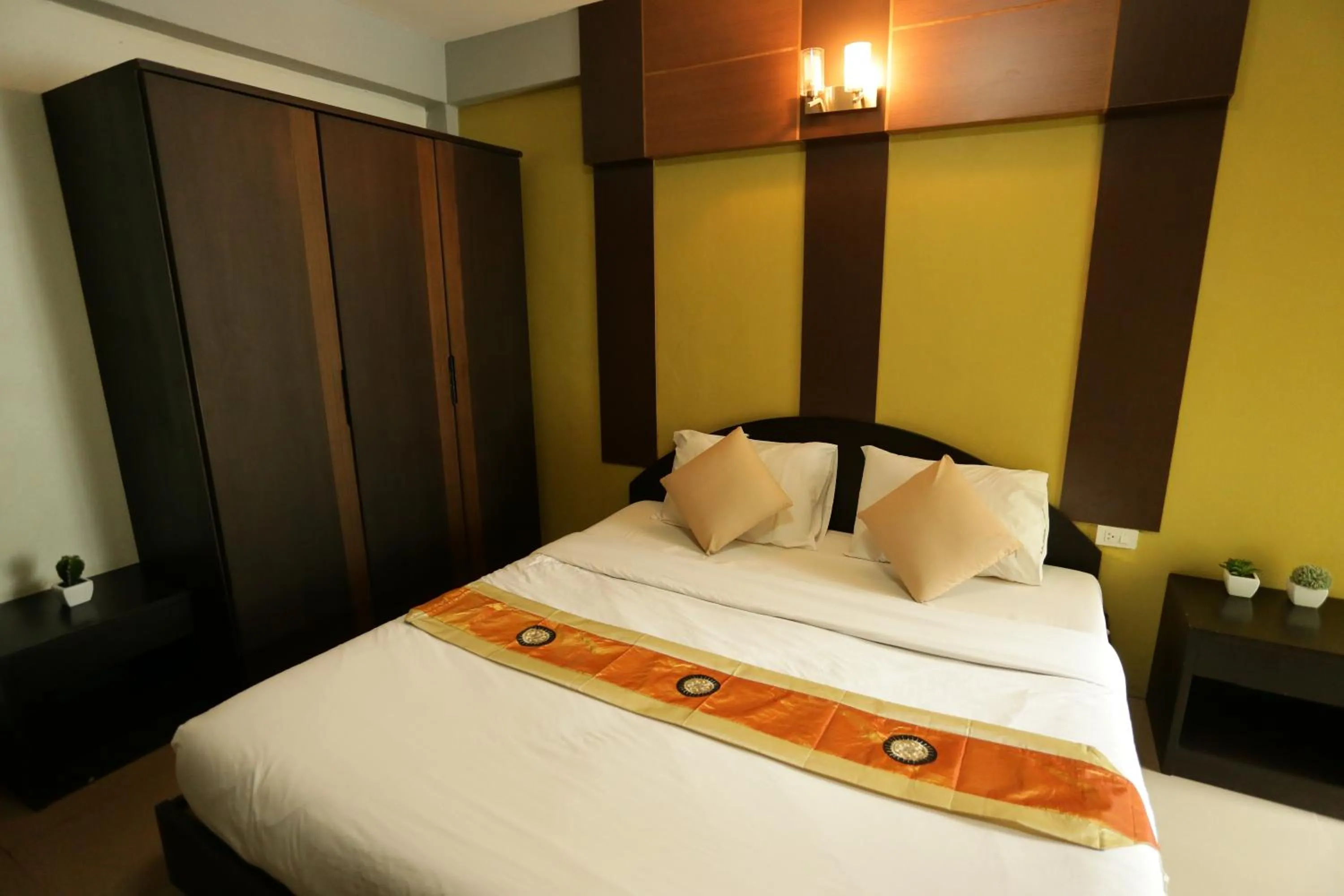 Photo of the whole room, Bed in Puangpech Place