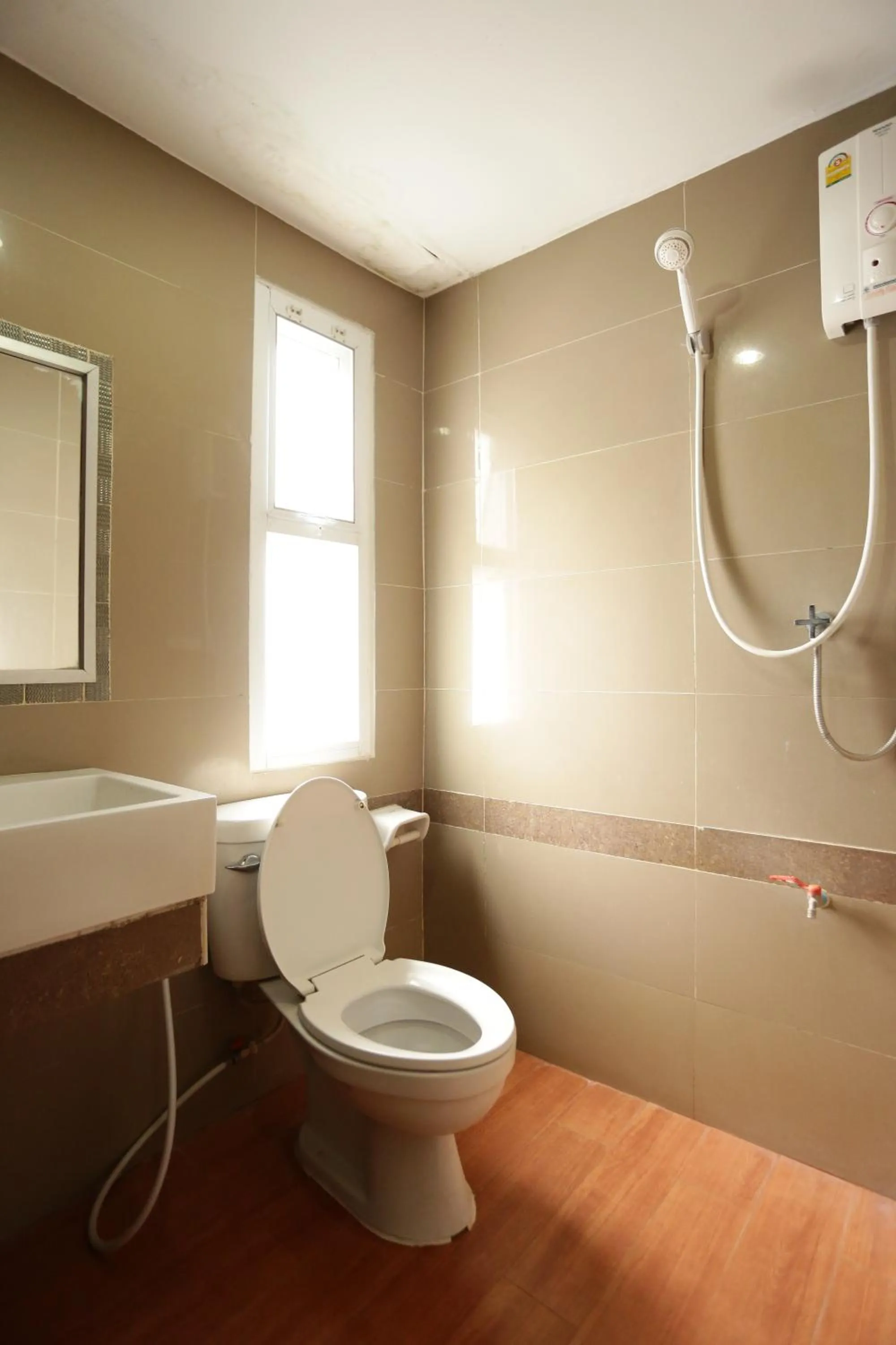 Shower in Puangpech Place