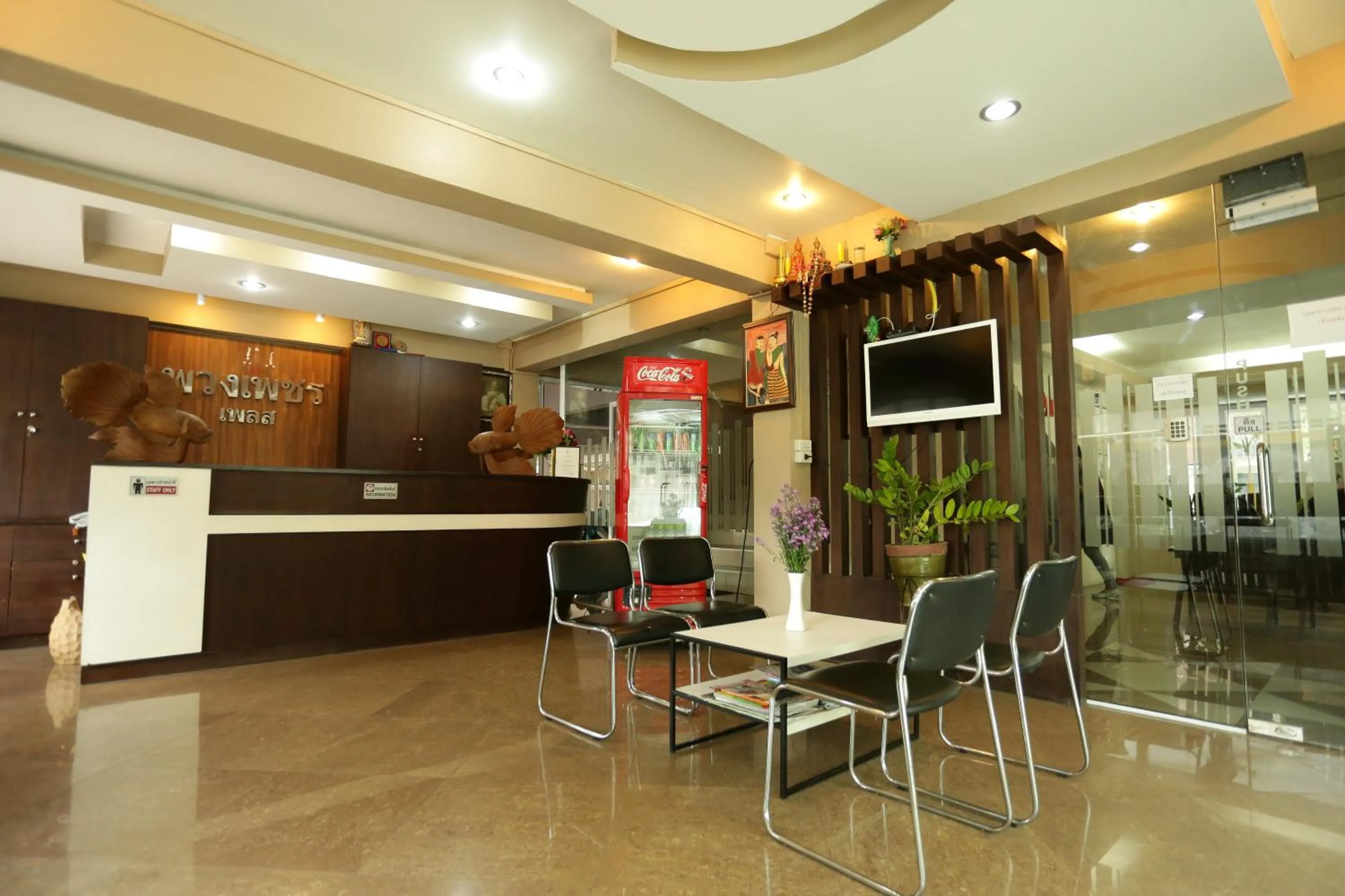 Restaurant/places to eat in Puangpech Place