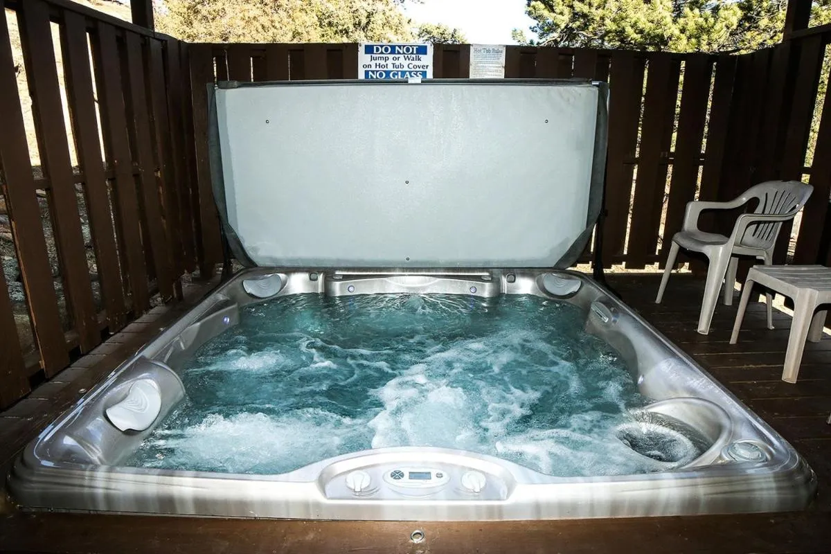 Lazy R Cottages- 15 cabin