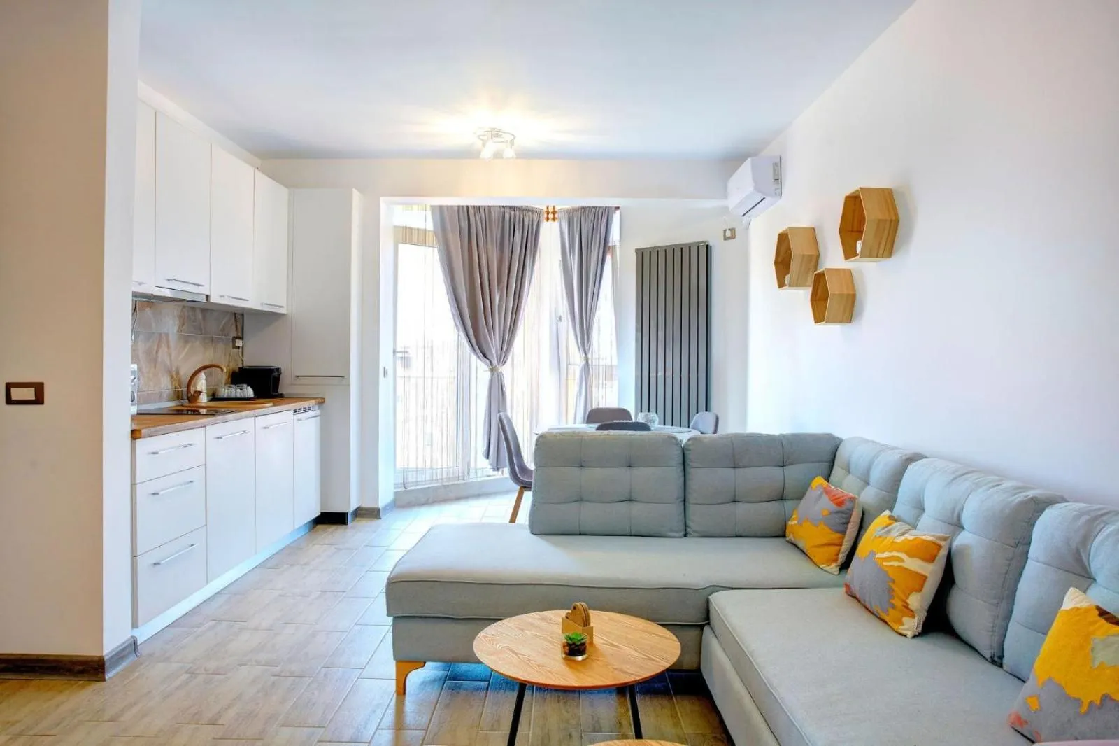 Kitchen or kitchenette in Aparthotel Ella Mamaia