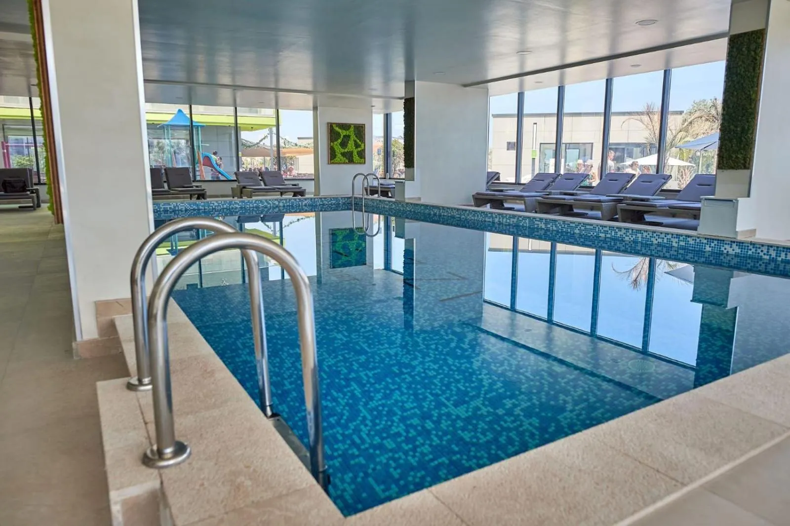 Swimming pool in Aparthotel Ella Mamaia