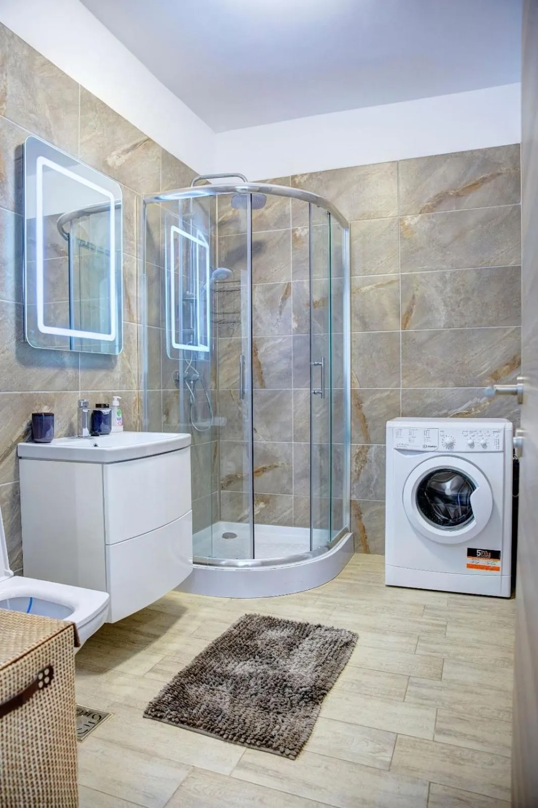 Shower in Aparthotel Ella Mamaia