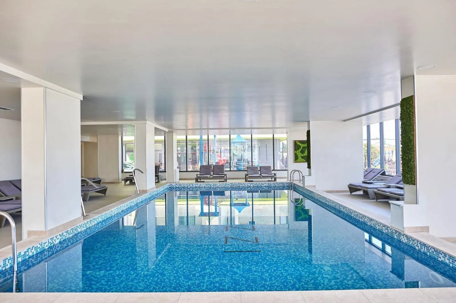 Swimming pool in Aparthotel Ella Mamaia