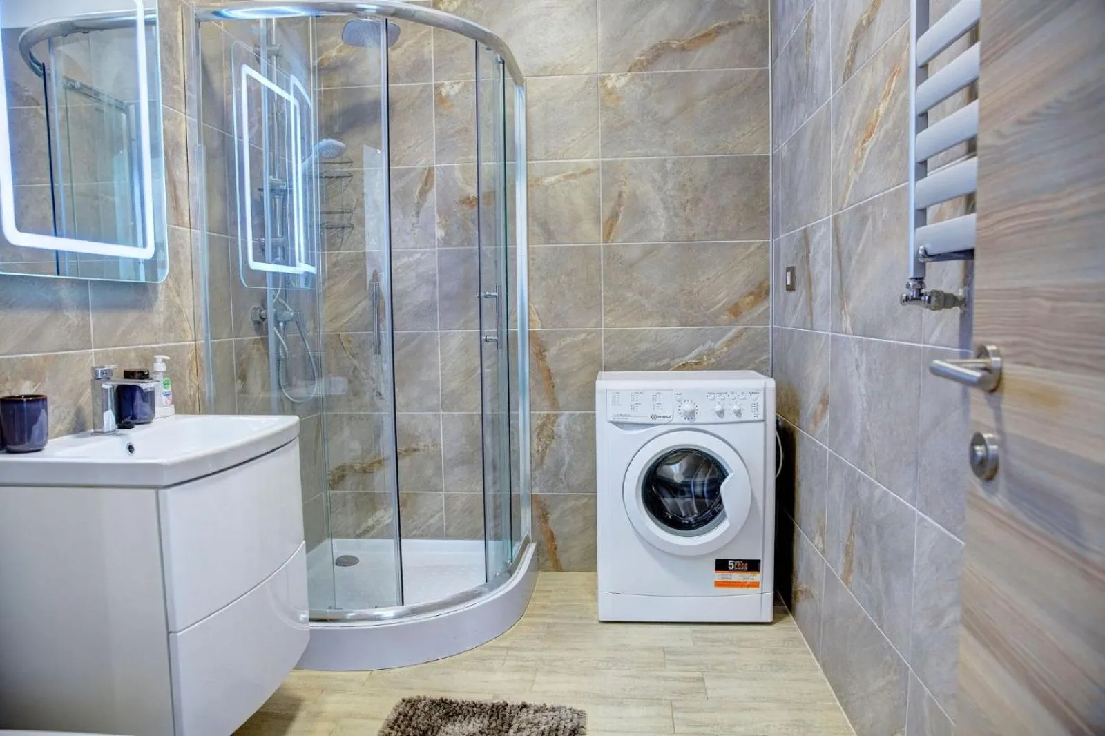 Shower in Aparthotel Ella Mamaia